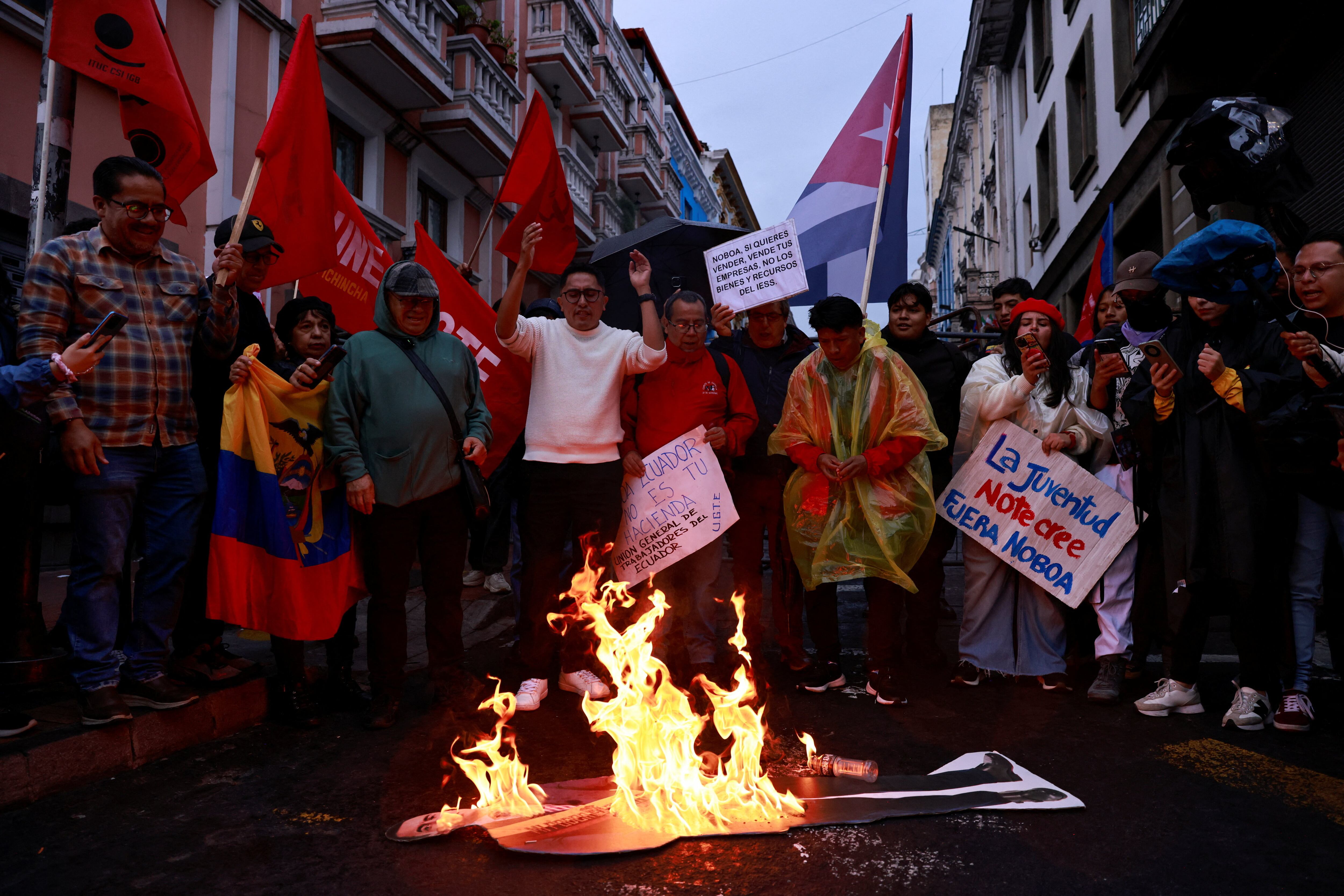 Manifestantes queman una figura de cartón que representa al presidente de Ecuador, Daniel Noboa, durante una marcha contra su gobierno en Quito, Ecuador, el 8 de octubre de 2026; exigen medidas para afrontar lo que califican como una crisis económica y problemas de seguridad, así como la protección de recursos estratégicos. REUTERS/Karen Toro