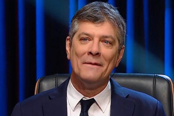 Mario Pergolini tuvo que frenar su programa al distraerse con el look de un espectador: «¿Te podemos tocar?»