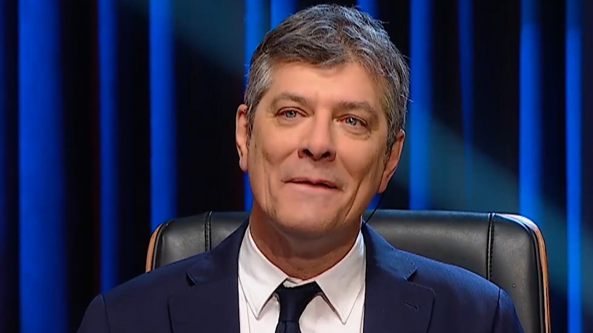 Mario Pergolini tuvo que frenar su programa al distraerse con el look de un espectador: «¿Te podemos tocar?»