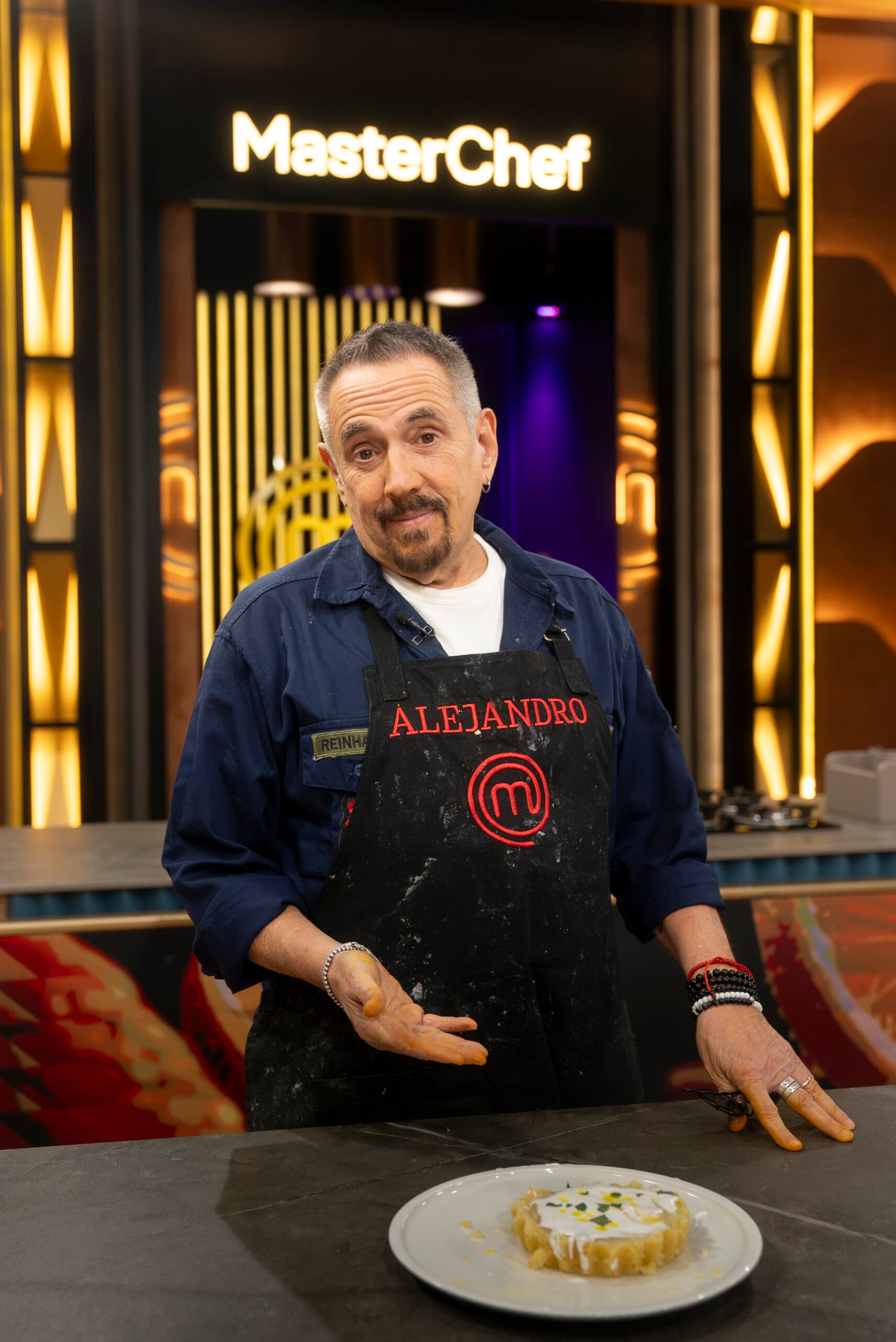 Alejandro Lerner presenta su plato en el estudio de MasterChef Celebrity durante la emisión televisiva que definió su eliminación.