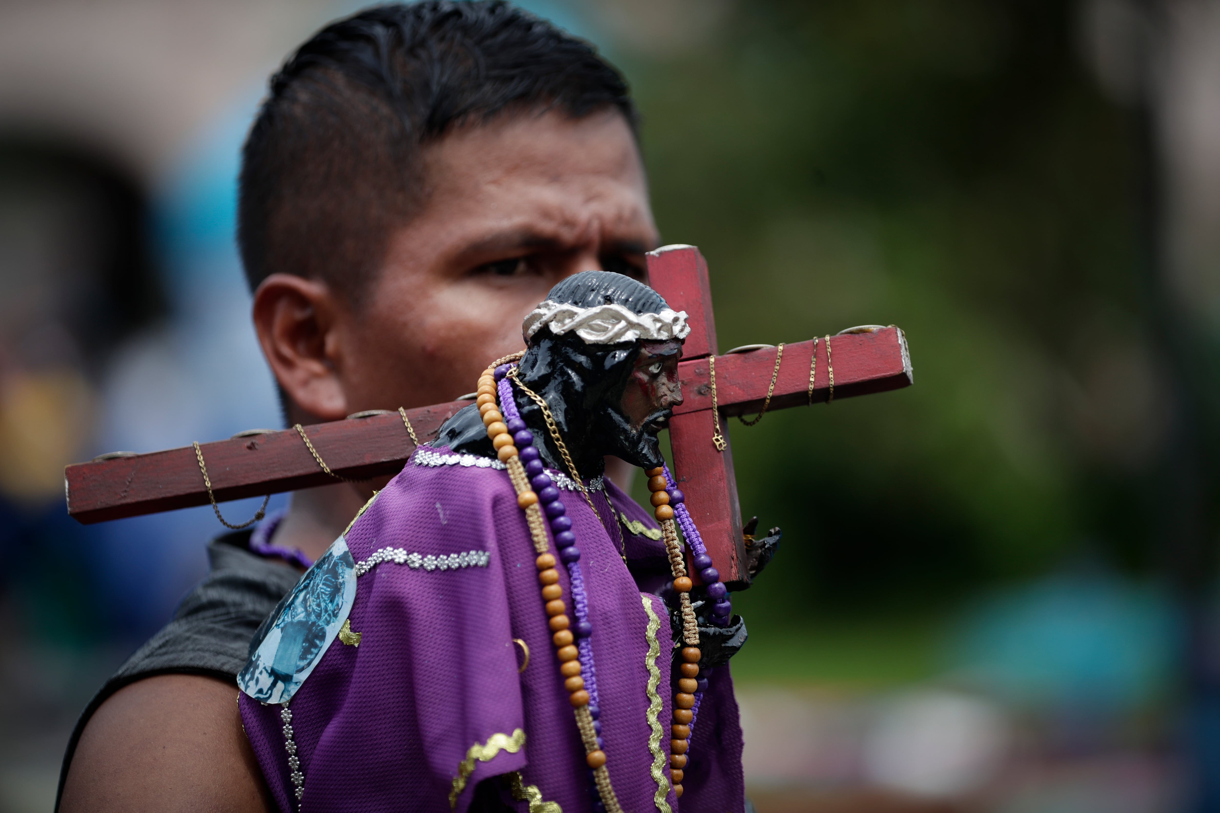 Se observa a un peregrino junto a la imagen en miniatura del Cristo Negro, en Portobelo, Colón. EFE/Bienvenido Velasco 