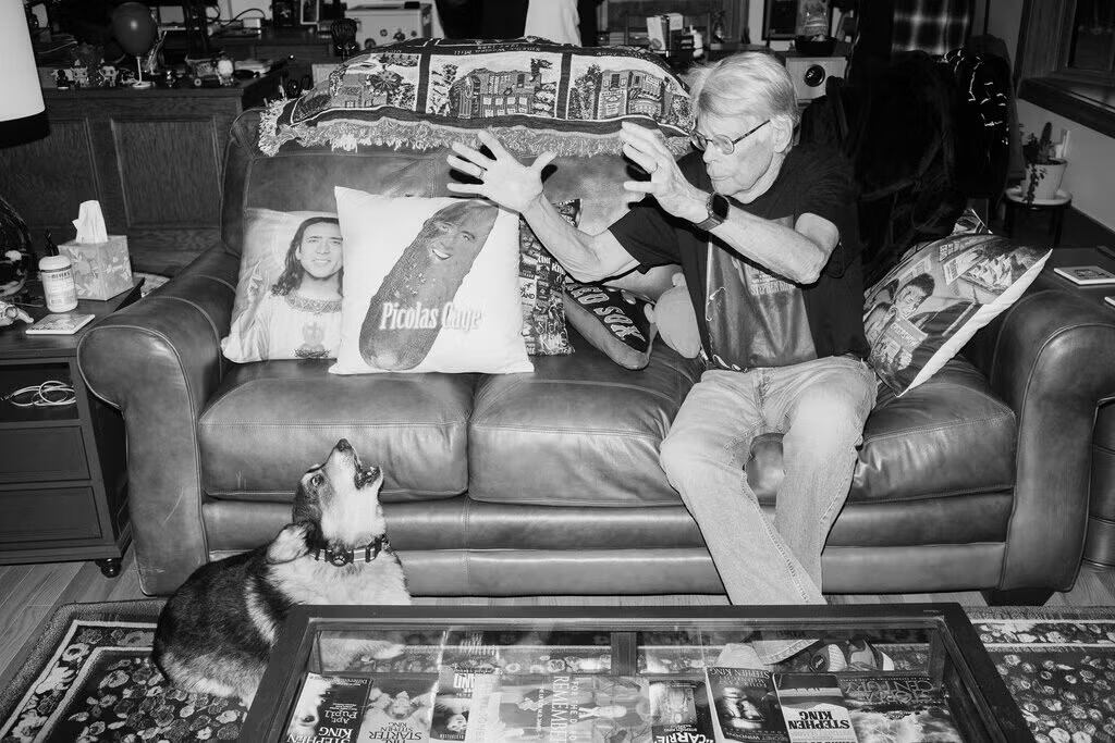 King y la Cosa del Mal en su oficina de Maine (David Billet / The New York Times)