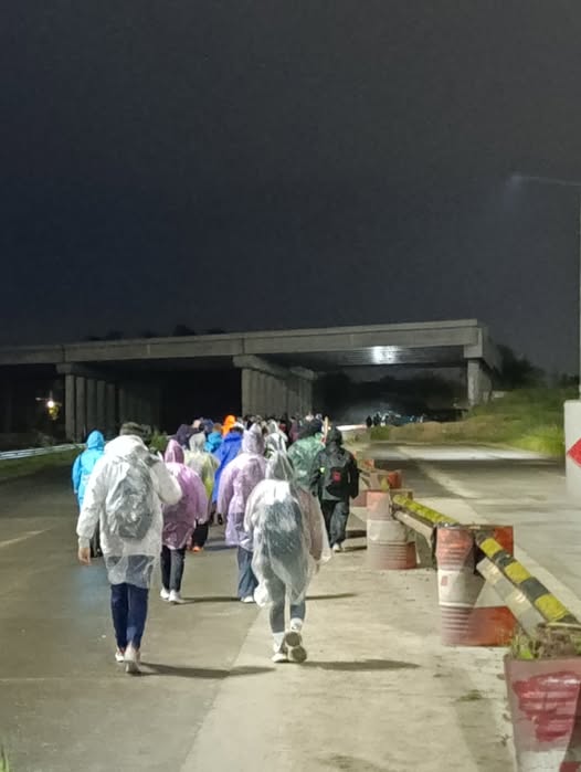 Fieles atraviesan el oeste del conurbano bonaerense bajo condiciones de lluvia y frío (Facebook: Viri JG Ben)