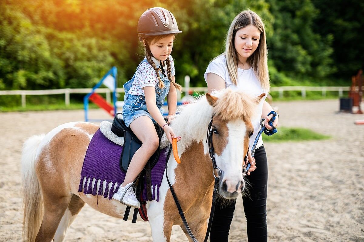 Montar a caballo reduce la hiperactividad en niños con autismo, según estudio