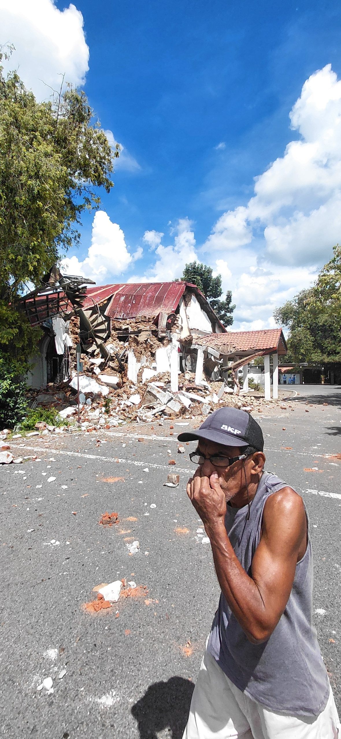 Pacientes de hospital en Panamá son atendidos en la calle tras fuerte terremoto que generó daños estructurales