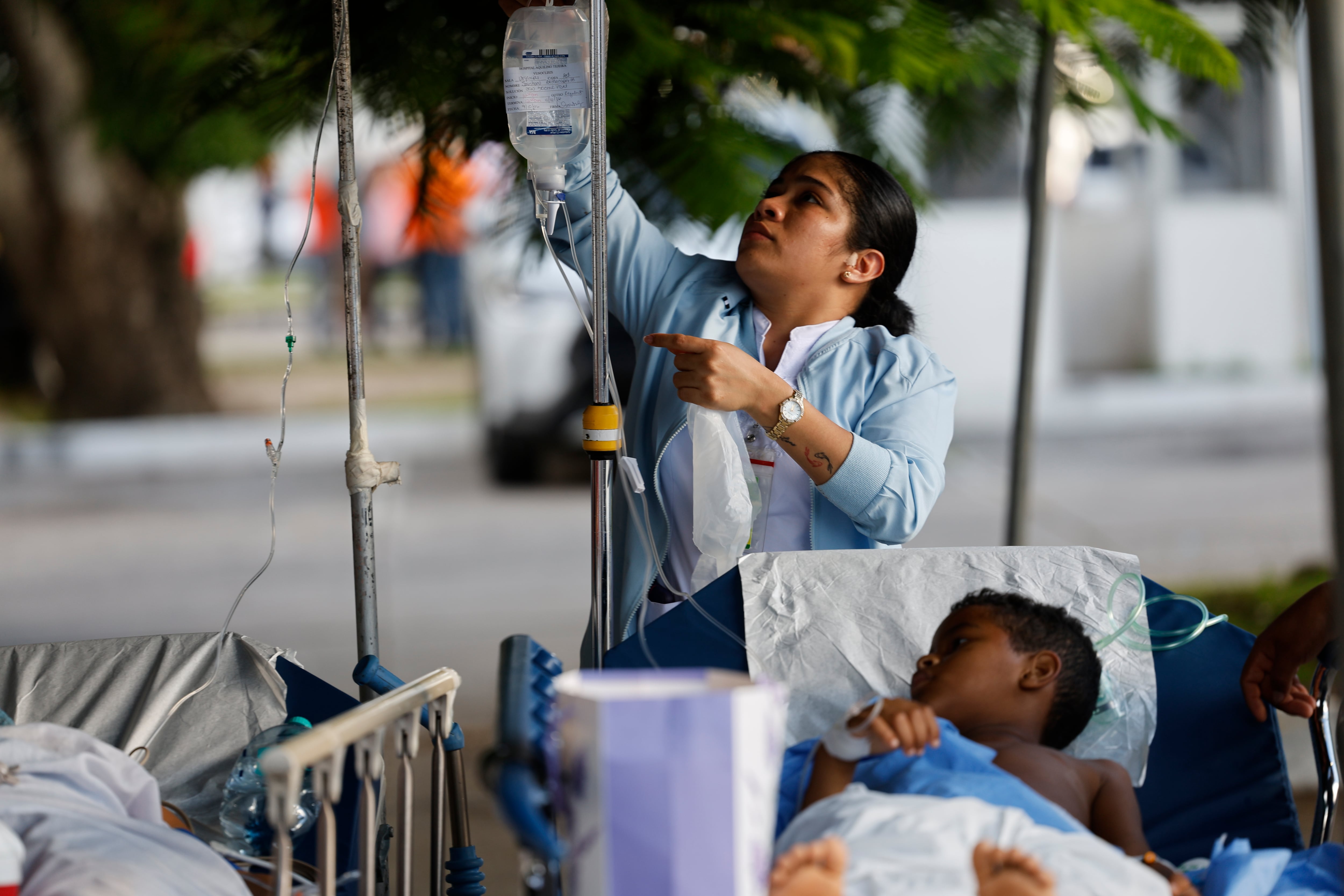 Muchos menores fueron vistos siendo atendidos en bajo carpas tras las fuertes réplicas que impactan durante todo el día a Panamá. (Infobae Centroamérica/ EFE/ Bienvenido Velasco) 