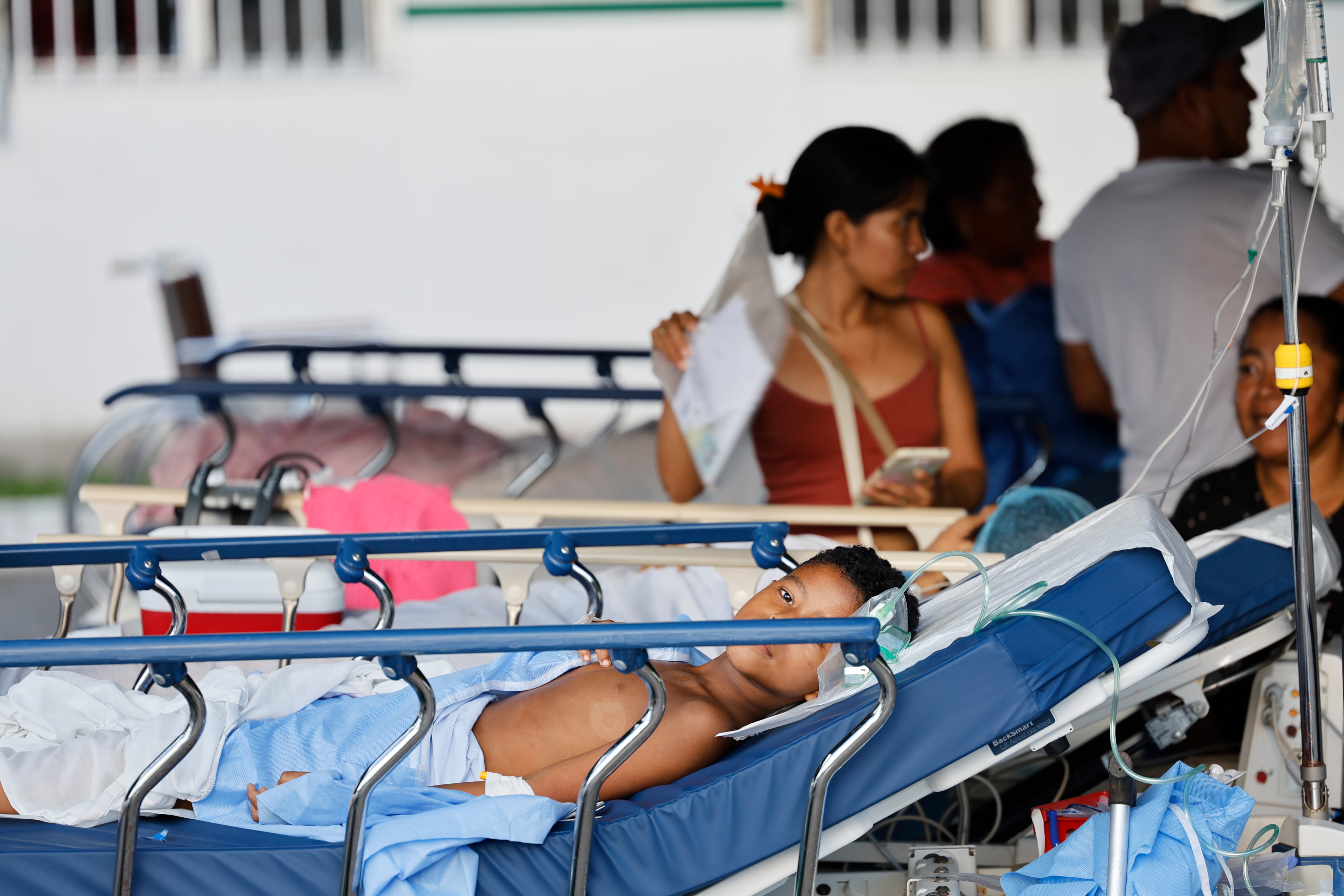 El temor entre los habitantes por las constantes réplicas los obliga a estar casi al aire libre mientras reciben su atención médica. (Infobae Centroamérica/ EFE/ Bienvenido Velasco) 
