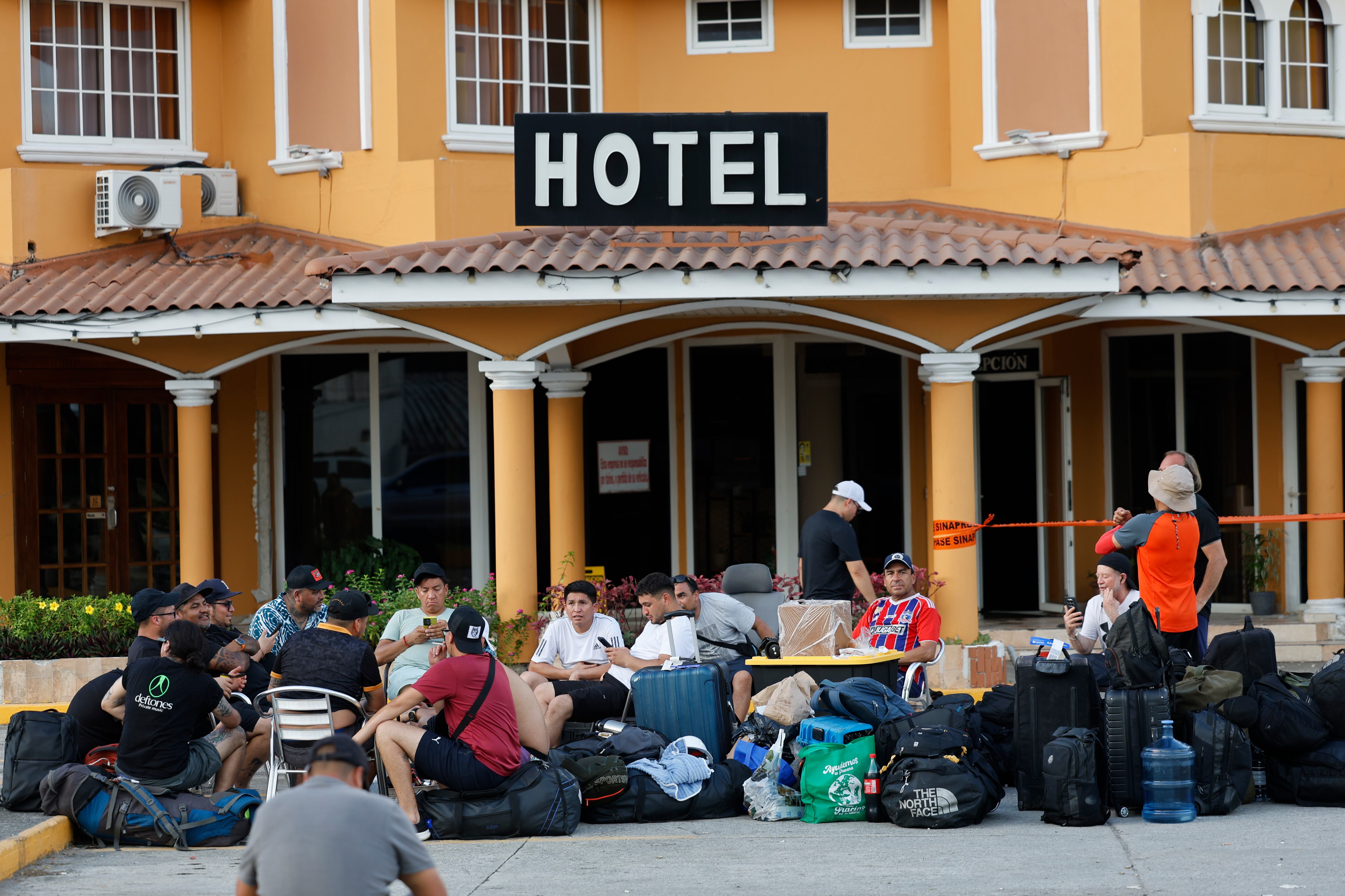 Turistas esperan fuera de un hotel en Penonomé, una de las principales zonas afectadas del país. (Infobae Centroamérica/ EFE/ Bienvenido Velasco) 