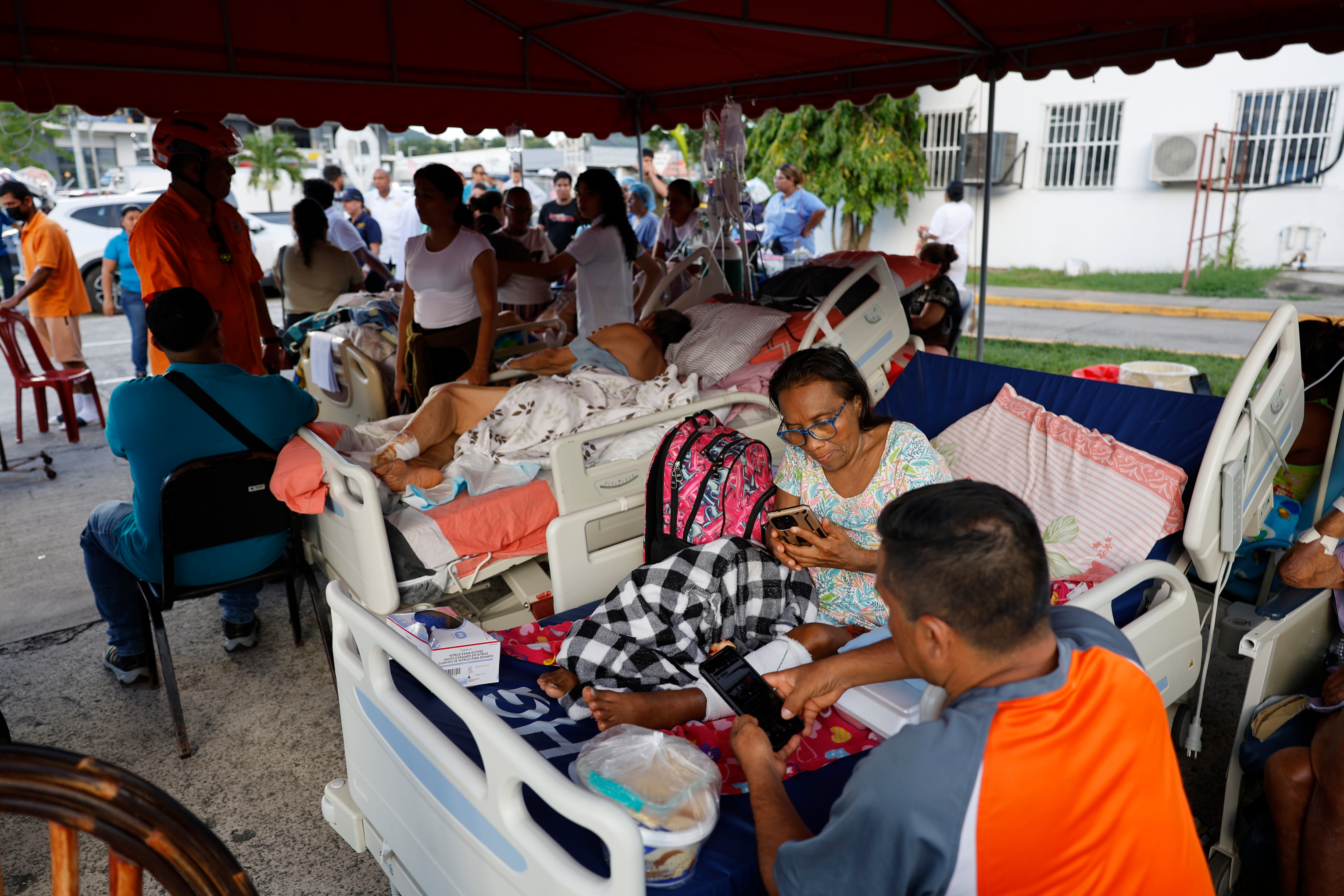Los pacientes desconocen por cuánto tiempo podrán estar en la calle debido a la gravedad de la situación de réplicas sísmicas en el país. (Infobae Centroamérica/ EFE/ Bienvenido Velasco) 