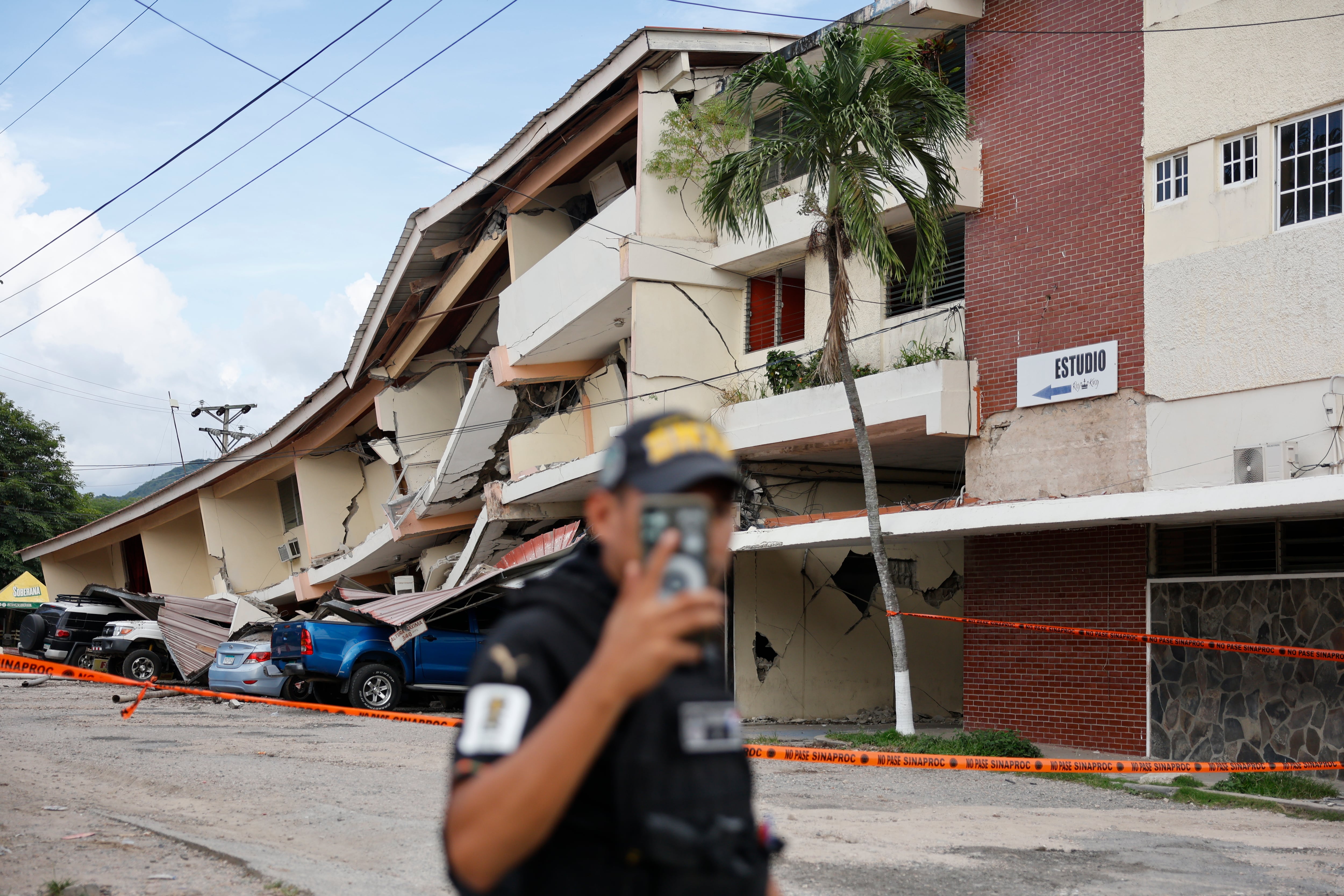 Múltiples estructuras de Penonomé fueron colapsadas debido al terremoto. (Infobae Centroamérica/EFE/ Bienvenido Velasco) 