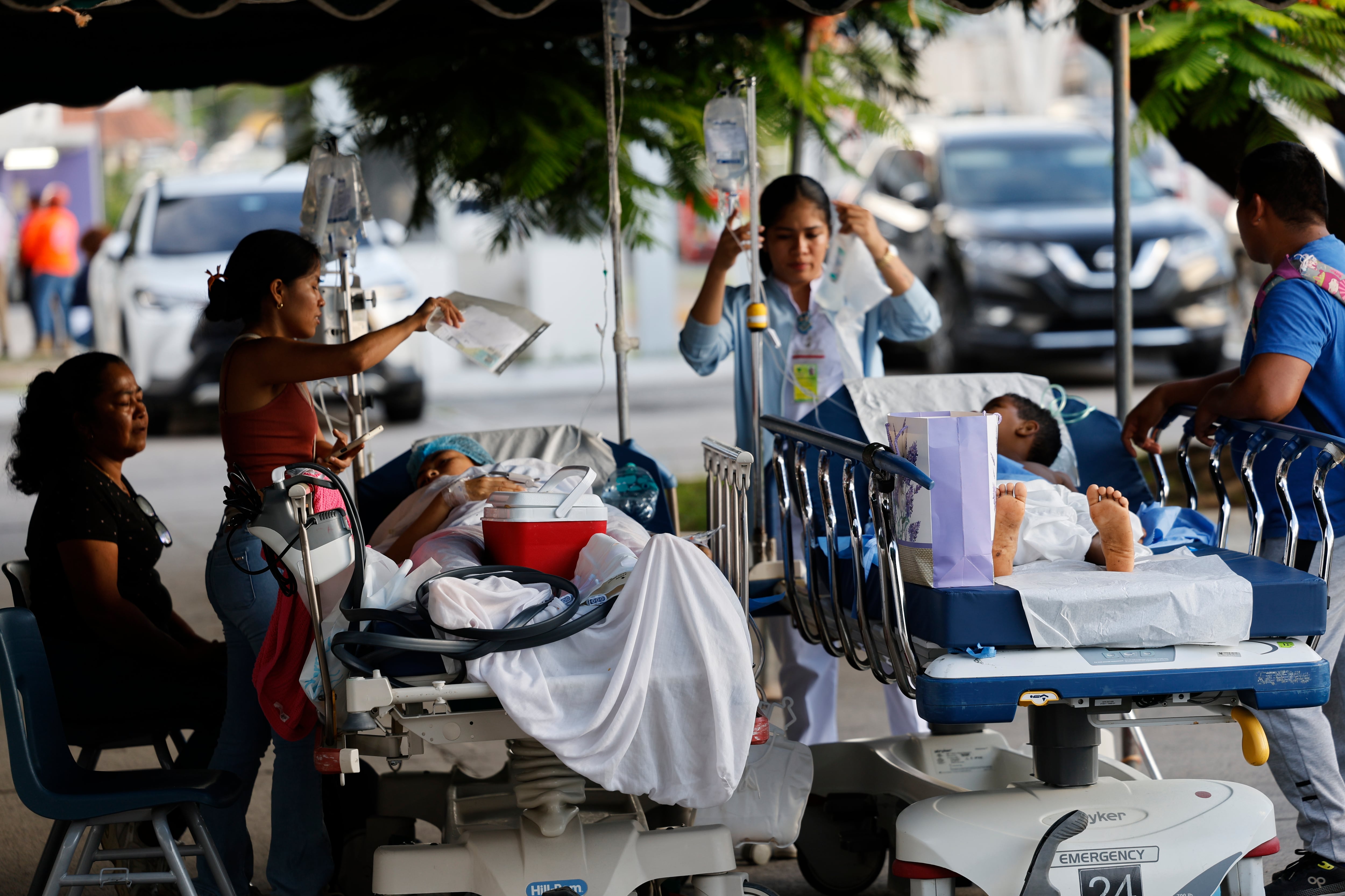Pacientes del Hospital Aquilino Tejeira son atendidos luego del terremoto de magnitud 7,7 que sacudió el sureste de Panamá. (Infobae Centroamérica/ EFE/ Bienvenido Velasco) 