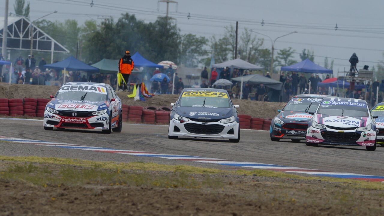 Agustín Canapino completa su magistral maniobra que le permitió saltar del cuarto puesto al primero en la última vuelta de la segunda serie de la Clase 3 del TN en San Martín (Crédito: Gentileza APAT)