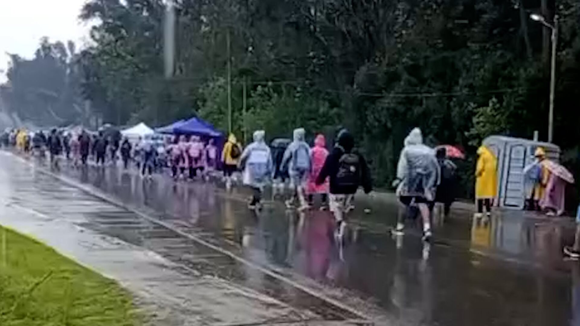 Miles de fieles peregrinan hacia Luján