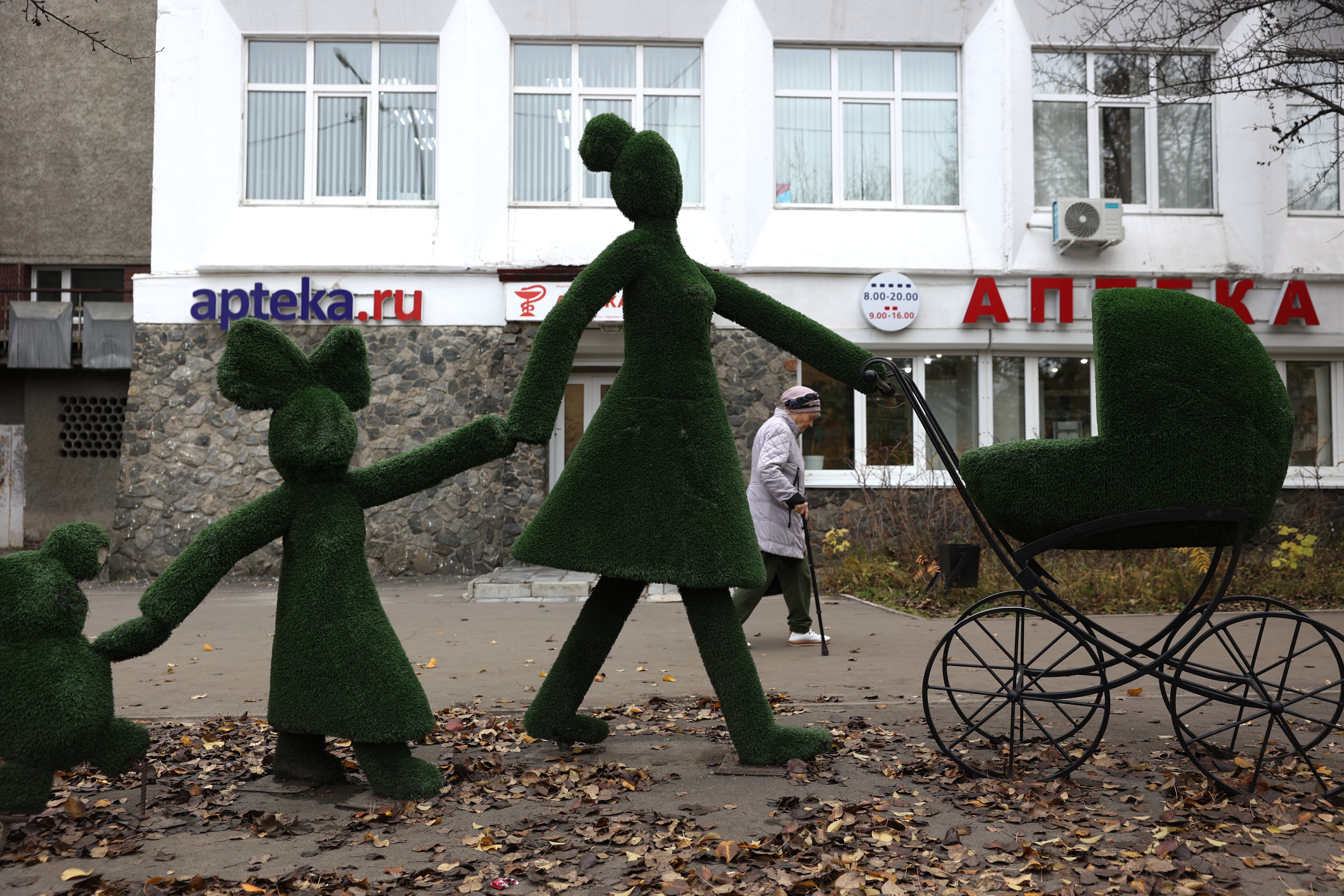 Una mujer de edad avanzada camina frente a una farmacia en Shelejov, el jueves 8 de octubre de 2026, a las afueras de Irkutsk, Rusia (AP)