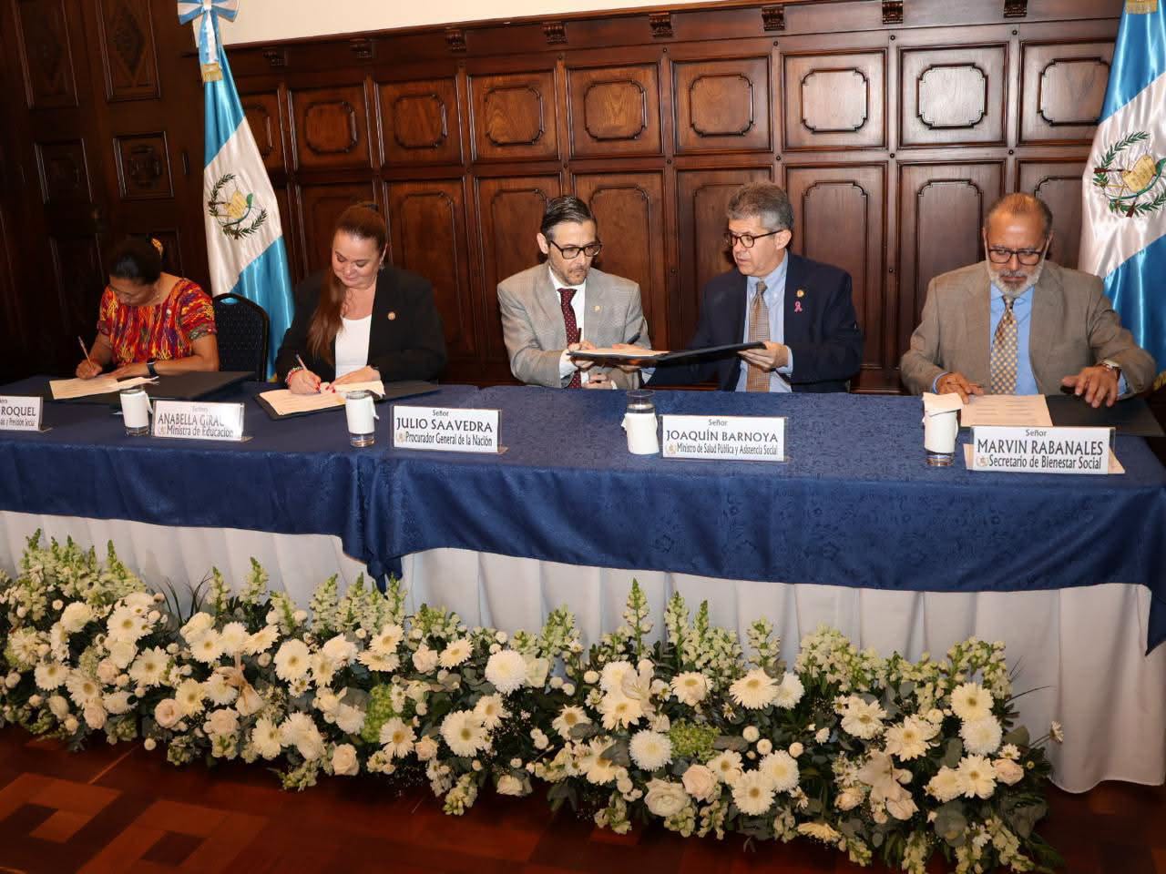 Autoridades del Gobierno de Guatemala, incluidos ministros y secretarios de Estado, suscriben un convenio con seis instituciones estatales para reforzar la protección de la niñez y adolescencia. (PGN Guatemala)