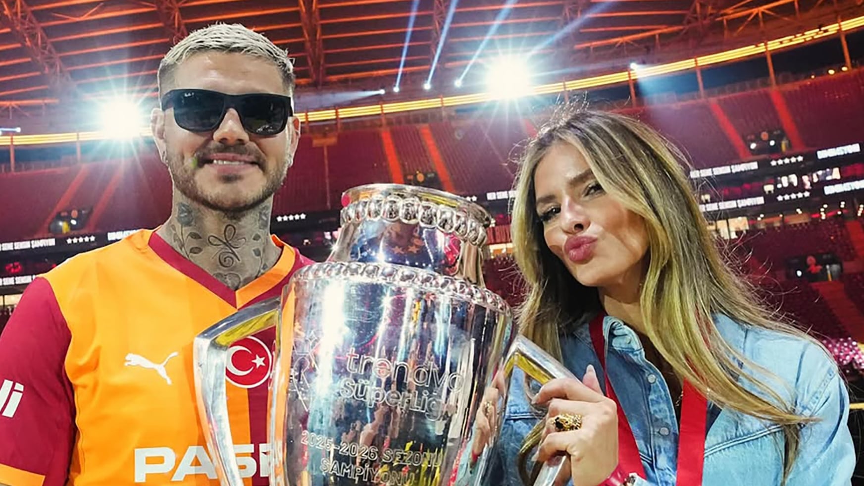 Icardi y su pareja, la China Suárez, con el último trofeo que ganó el delantero en el Galatasaray 