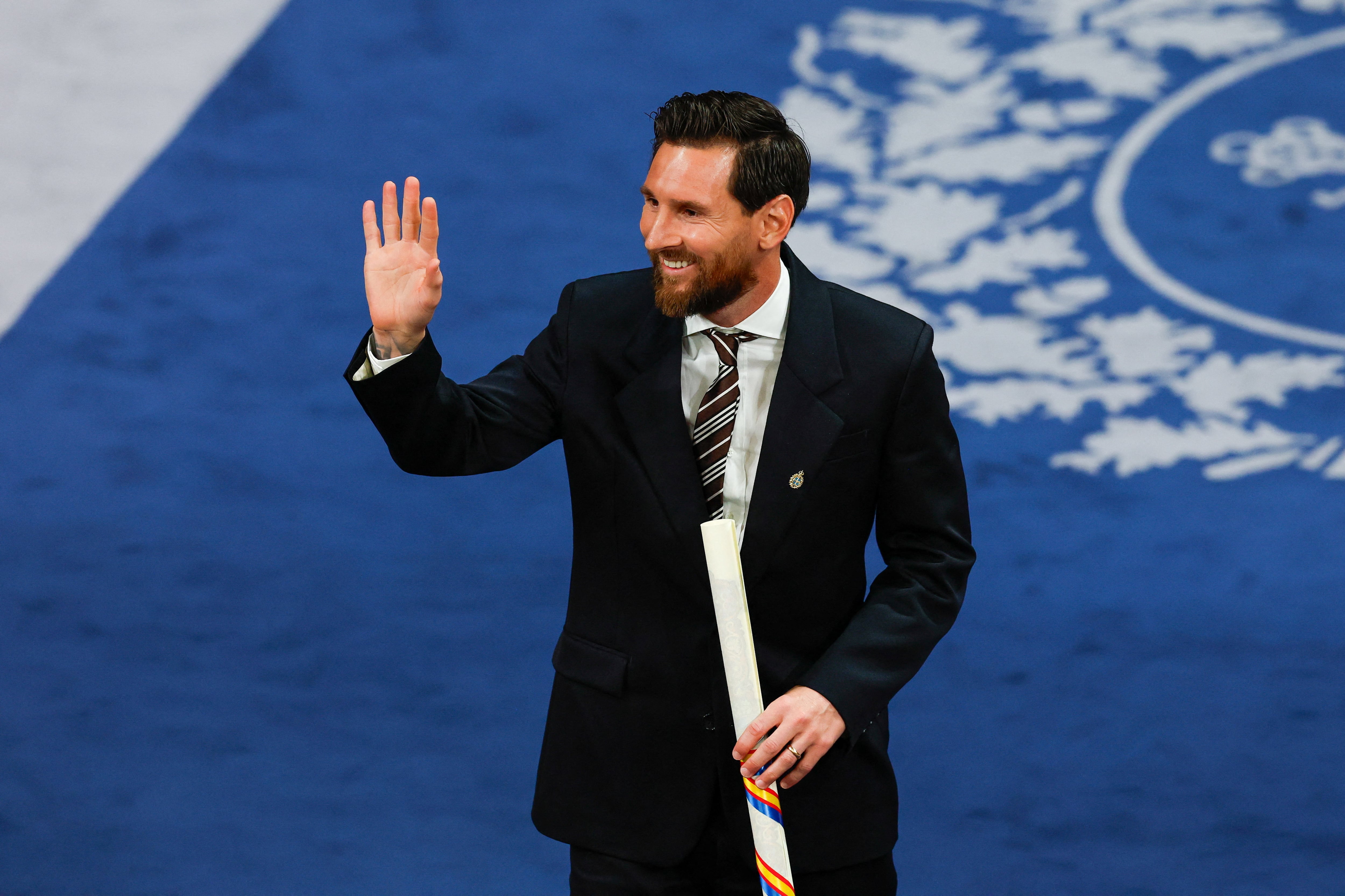 La felicidad de Lionel Messi mientras saludaba a los presentes en el Teatro Campoamor de la ciudad de Oviedo (Créditos: Reuters/Vincent West)