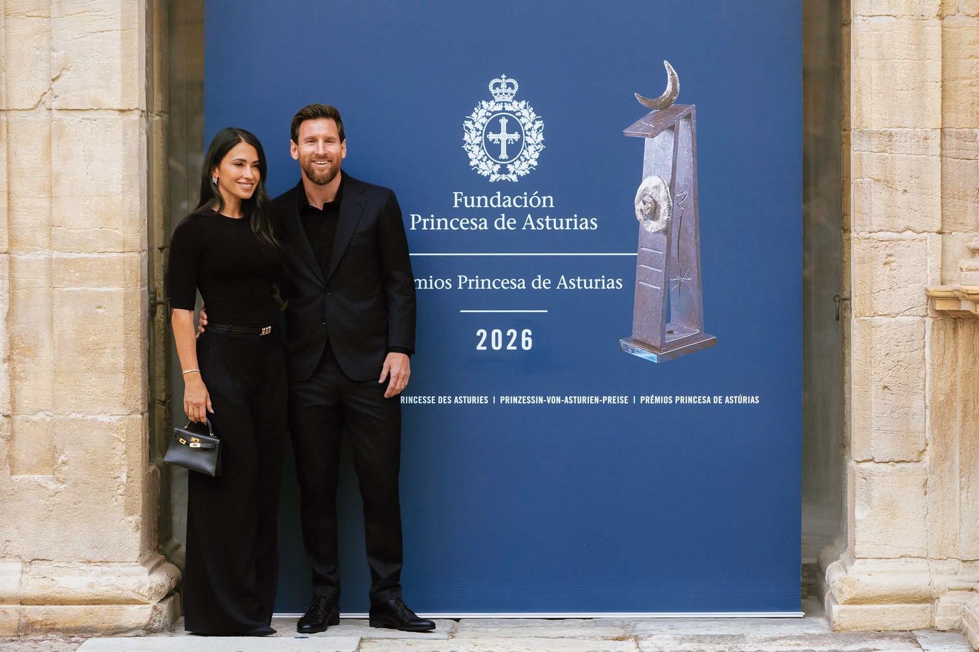 Antonela Roccuzzo acompañó a Lionel Messi en la ceremonia realizada en Oviedo