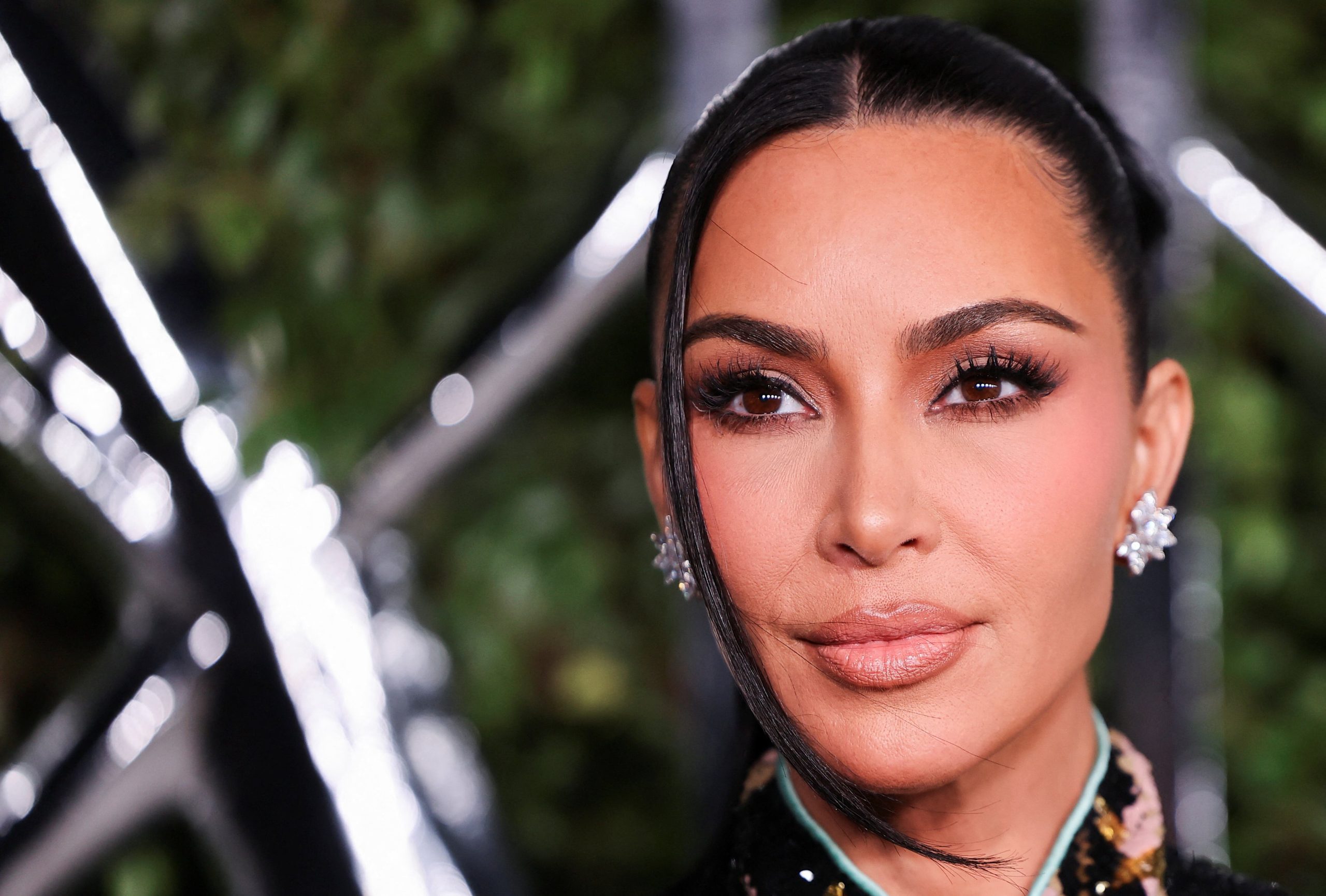 Qué es la esofagitis, la afección que llevó a Kim Kardashian a una intervención