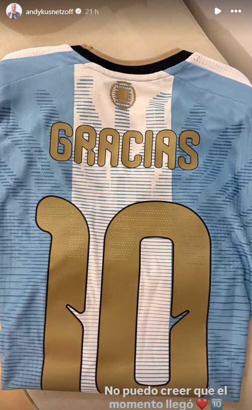 Andy Kusnetzoff mostró una camiseta con el número 10 dorado y la palabra “Gracias” en homenaje a Messi