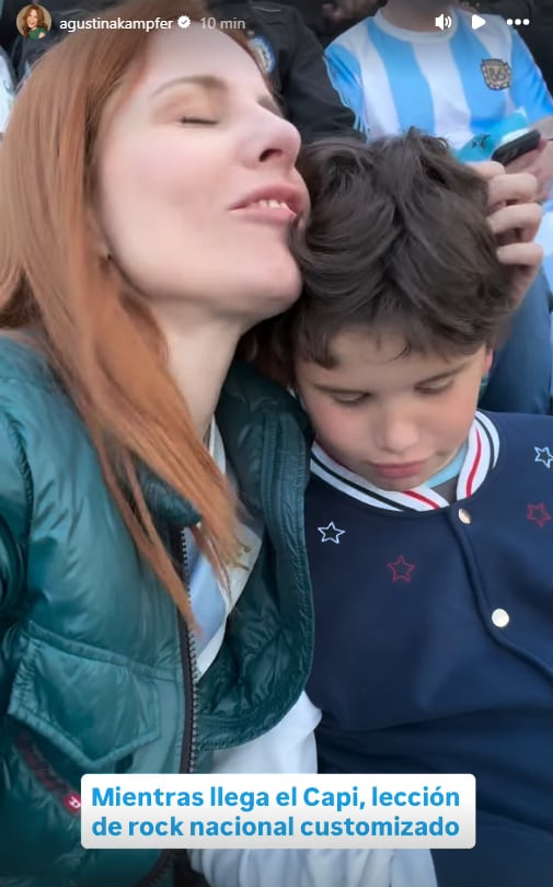 Agustina Kämpfer abrazó a su hijo en la tribuna mientras aguardaban la llegada de Messi