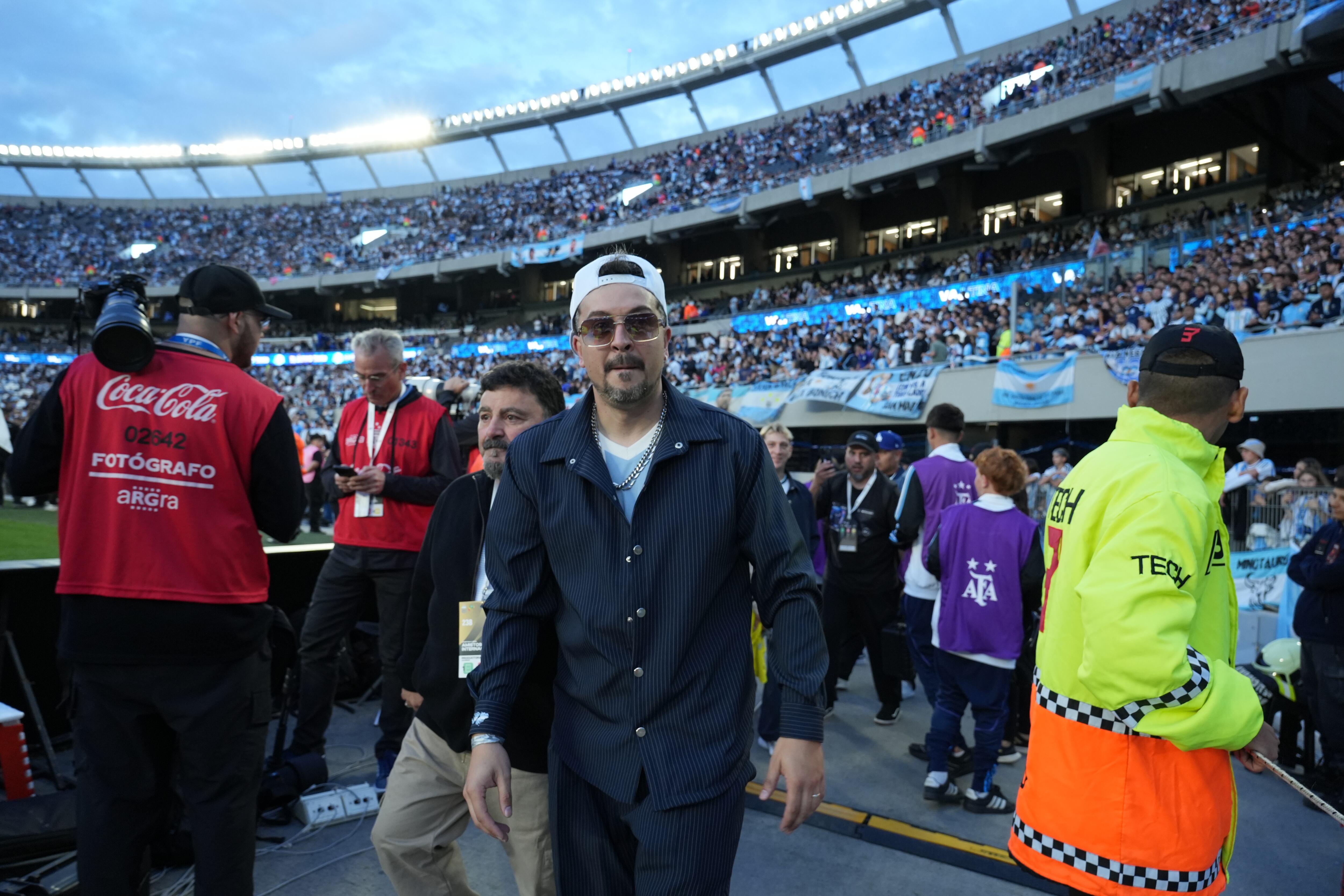 Damo Martinez, de Un Poco de Ruido, ingresando al estadio Monumental (Crédito: RSFOTOS)
