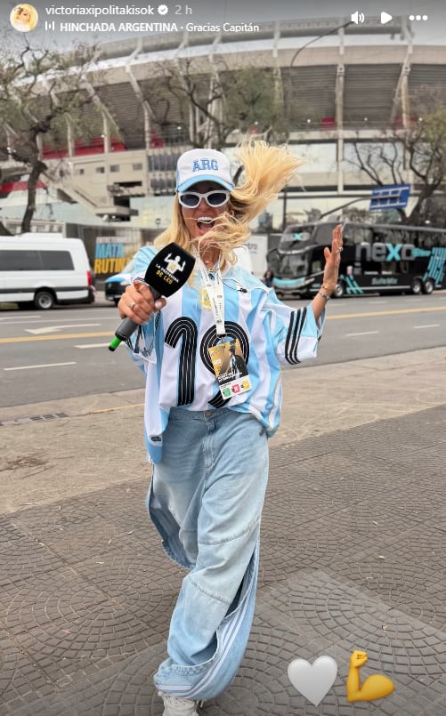 Vicky Xipolitakis se mostró en las inmediaciones del Monumental con la camiseta argentina