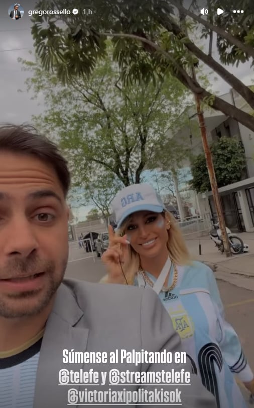 Grego Rossello caminó hacia el Monumental junto a Vicky Xipolitakis para presenciar el partido