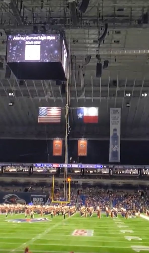 Personal médico y empleados de UTSA rodean al oficial tras el impacto contra el césped del Alamodome (@Qu4k3r0ats)