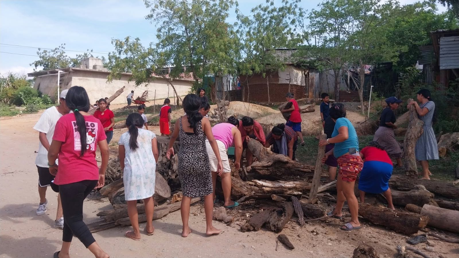 Las autoridades organizaron el traslado de la madera retenida mediante viajes de carga con capacidad de hasta 770 toneladas hacia comunidades de escasos recursos en Zacapa. (Gobernación Departamental de Zacapa)
