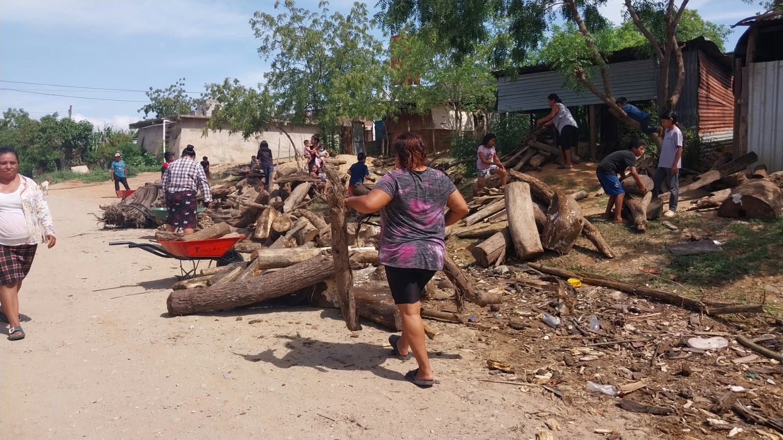 El Ministerio de Ambiente de Guatemala y la organización The Ocean Cleanup reutilizan los desechos de madera del río Motagua para la elaboración de muebles y leña. (Gobernación Departamental de Zacapa)