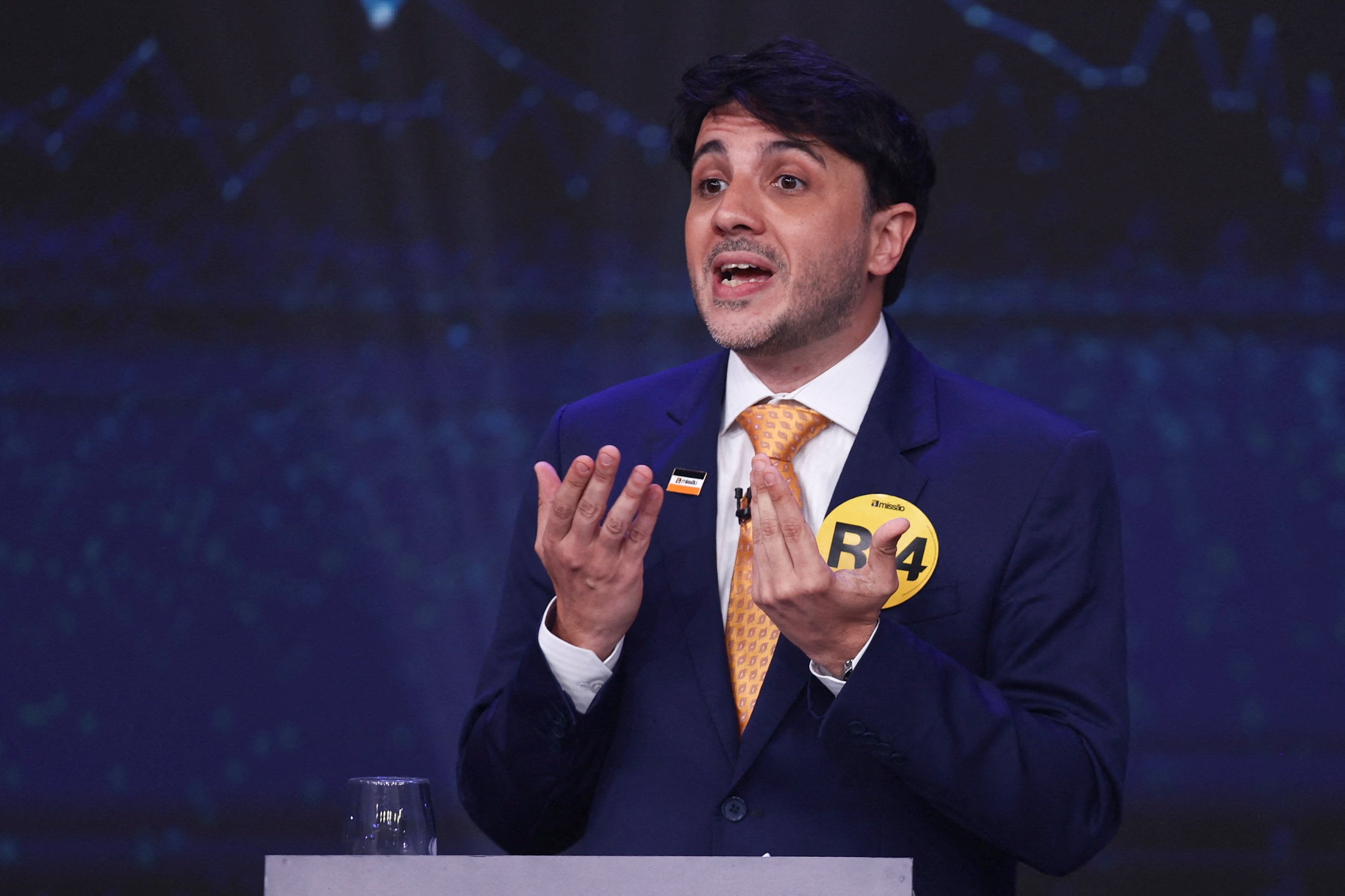 El candidato presidencial brasileño Renan Santos interviene durante un debate presidencial previo a las elecciones primarias nacionales en São Paulo, Brasil, el 23 de agosto de 2026 (REUTERS/Jean Carniel)