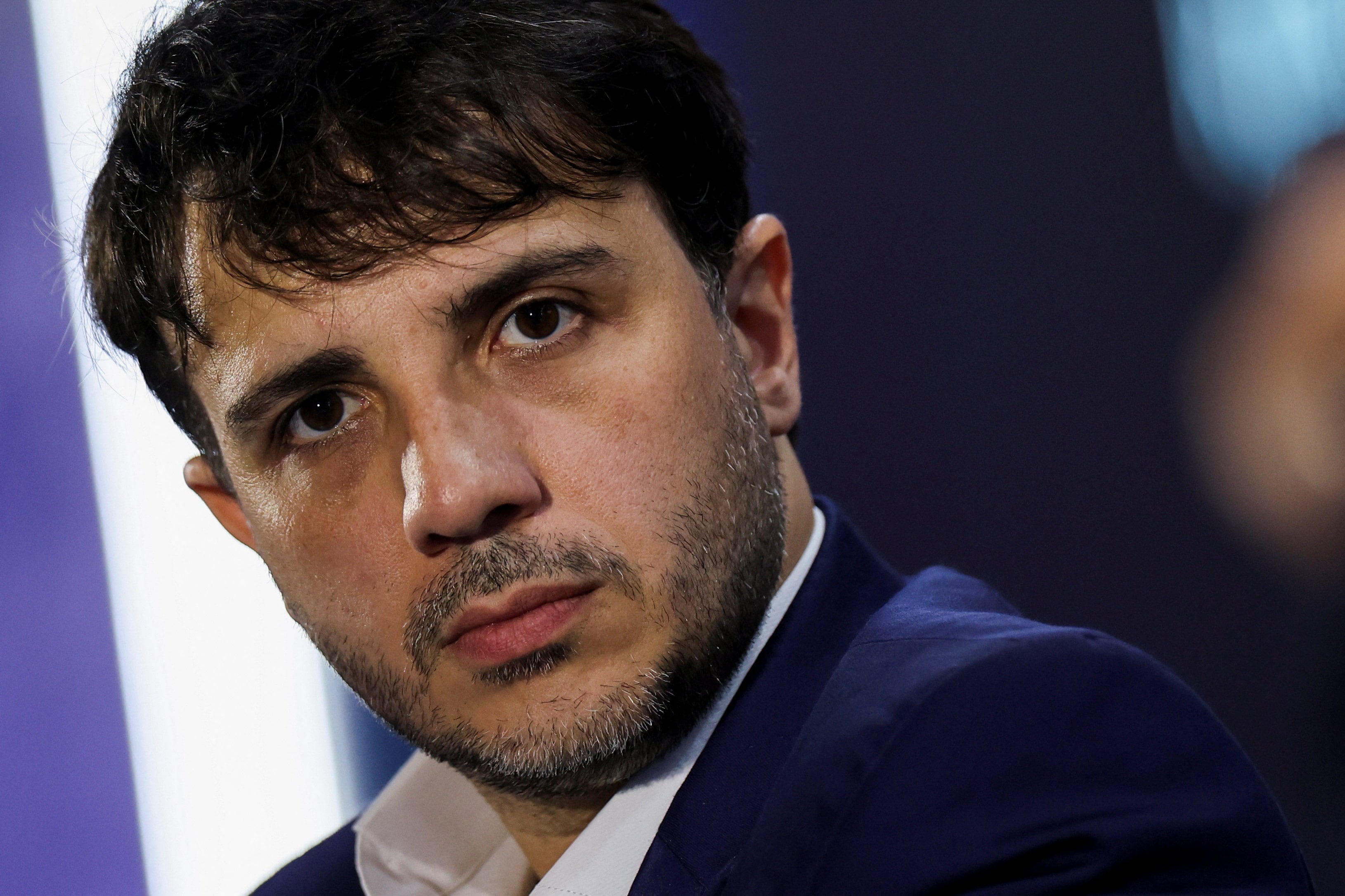 Renan Santos, el ex candidato presidencial y líder del Partido Misión, asiste a una reunión con representantes de entidades de comercio y servicios durante la campaña presidencial brasileña, en Brasilia, Brasil, el 18 de agosto de 2026 (REUTERS/Adriano Machado)