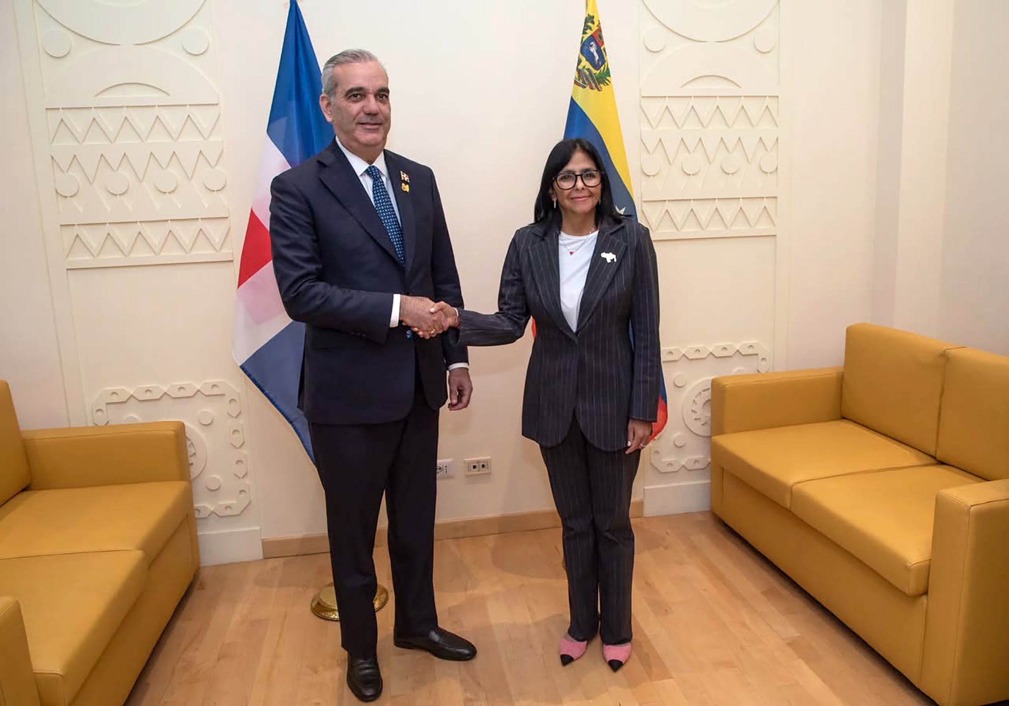 SANTO DOMINGO (REPÚBLICA DOMINICANA), 12/10/2026.- Fotografía cedida por la Presidencia de República Dominicana del presidente, Luis Abinader (i), posando junto a la mandataria encargada de Venezuela, Delcy Rodríguez, durante una reunión este lunes en Roma (Italia). Abinader y Rodríguez, se reunieron en Roma donde conversaron sobre asuntos políticos y económicos, en el marco del Foro Mundial de la Alimentación de la FAO que se celebra en esa ciudad. EFE/ Presidencia de República Dominicana /SOLO USO EDITORIAL /NO VENTAS /SOLO DISPONIBLE PARA ILUSTRAR LA NOTICIA QUE ACOMPAÑA /CRÉDITO OBLIGATORIO