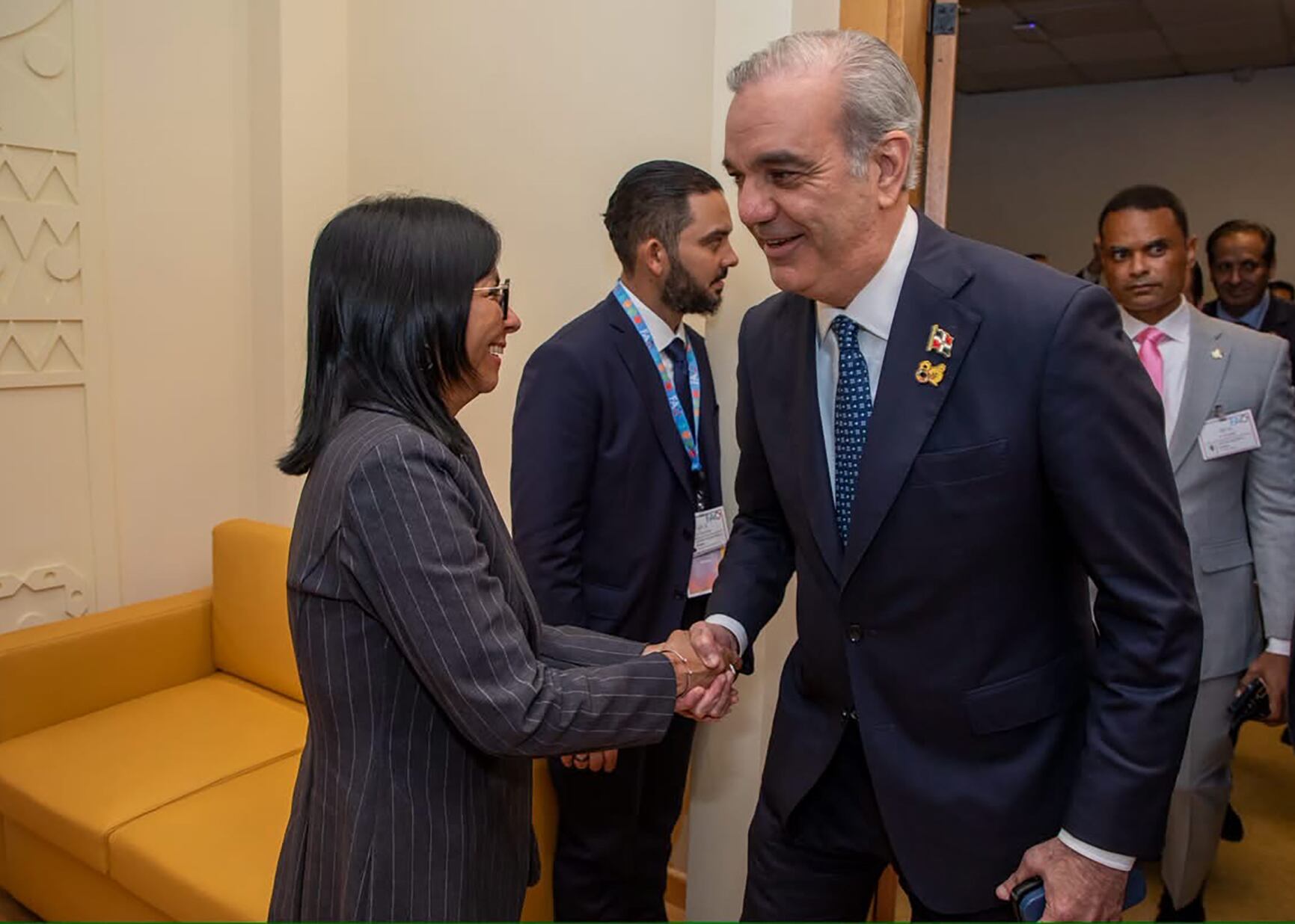 SANTO DOMINGO (REPÚBLICA DOMINICANA), 12/10/2026.- Fotografía cedida por la Presidencia de República Dominicana del presidente, Luis Abinader (d), saludando a la mandataria encargada de Venezuela, Delcy Rodríguez, durante una reunión este lunes en Roma (Italia). Abinader y Rodríguez, se reunieron en Roma donde conversaron sobre asuntos políticos y económicos, en el marco del Foro Mundial de la Alimentación de la FAO que se celebra en esa ciudad. EFE/ Presidencia de República Dominicana
