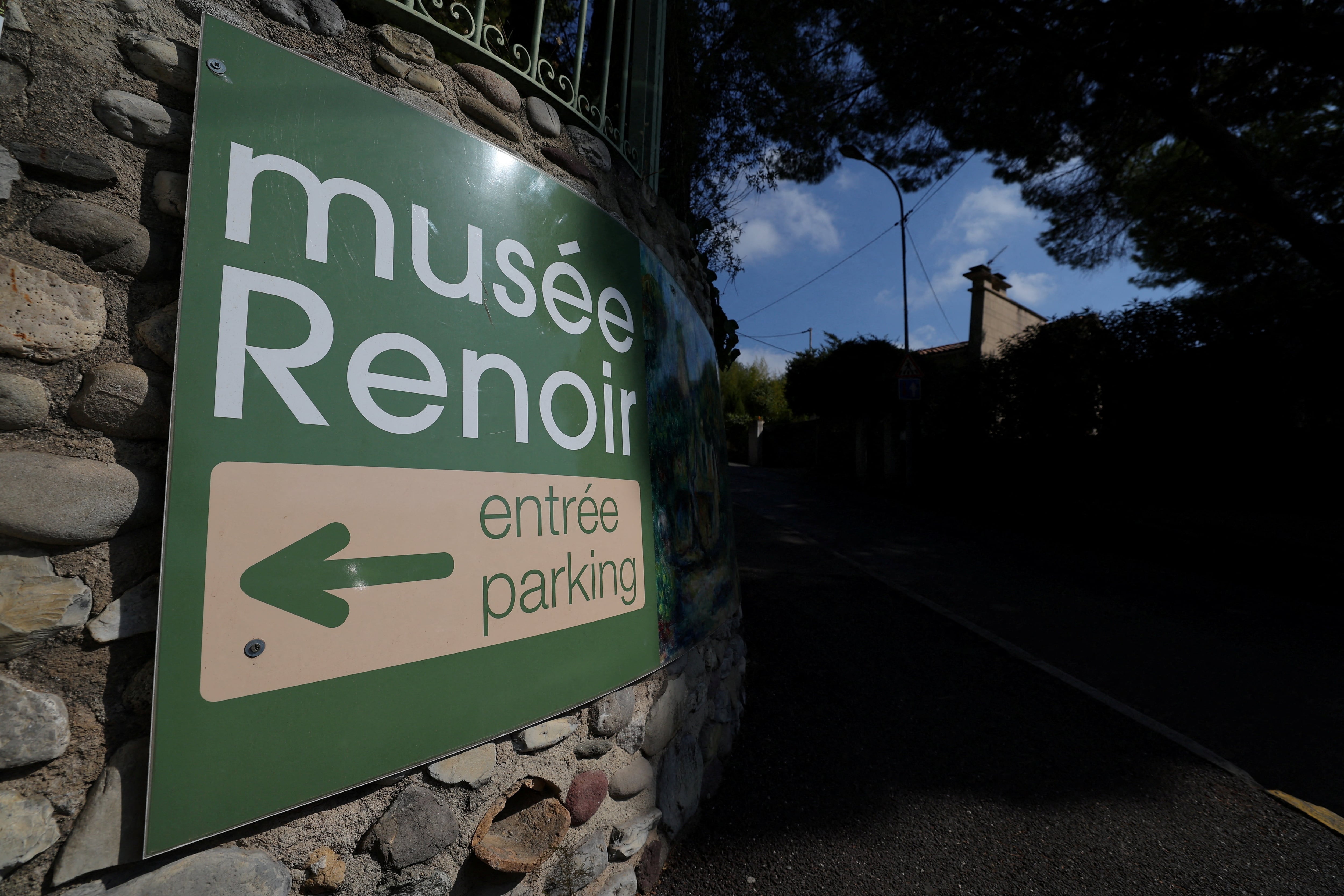 Un cartel indica la entrada al Museo Renoir (REUTERS/Manon Cruz)