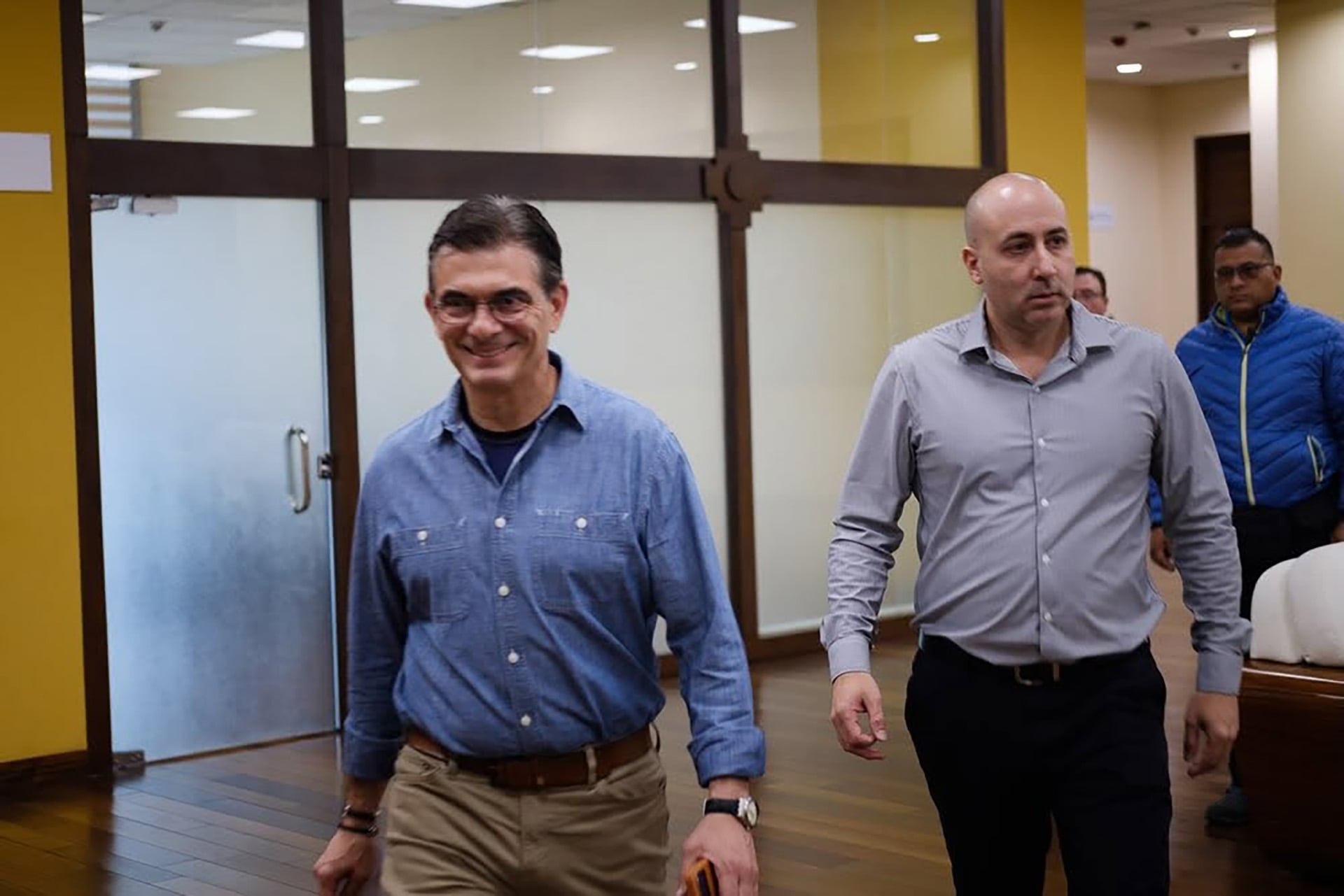 Rodrigo Paz camina junto a su asesor Fernando Cerimedo en la Casa Grande del Pueblo antes de una entrevista virtual con un medio internacional. (Manuel Seoane.)