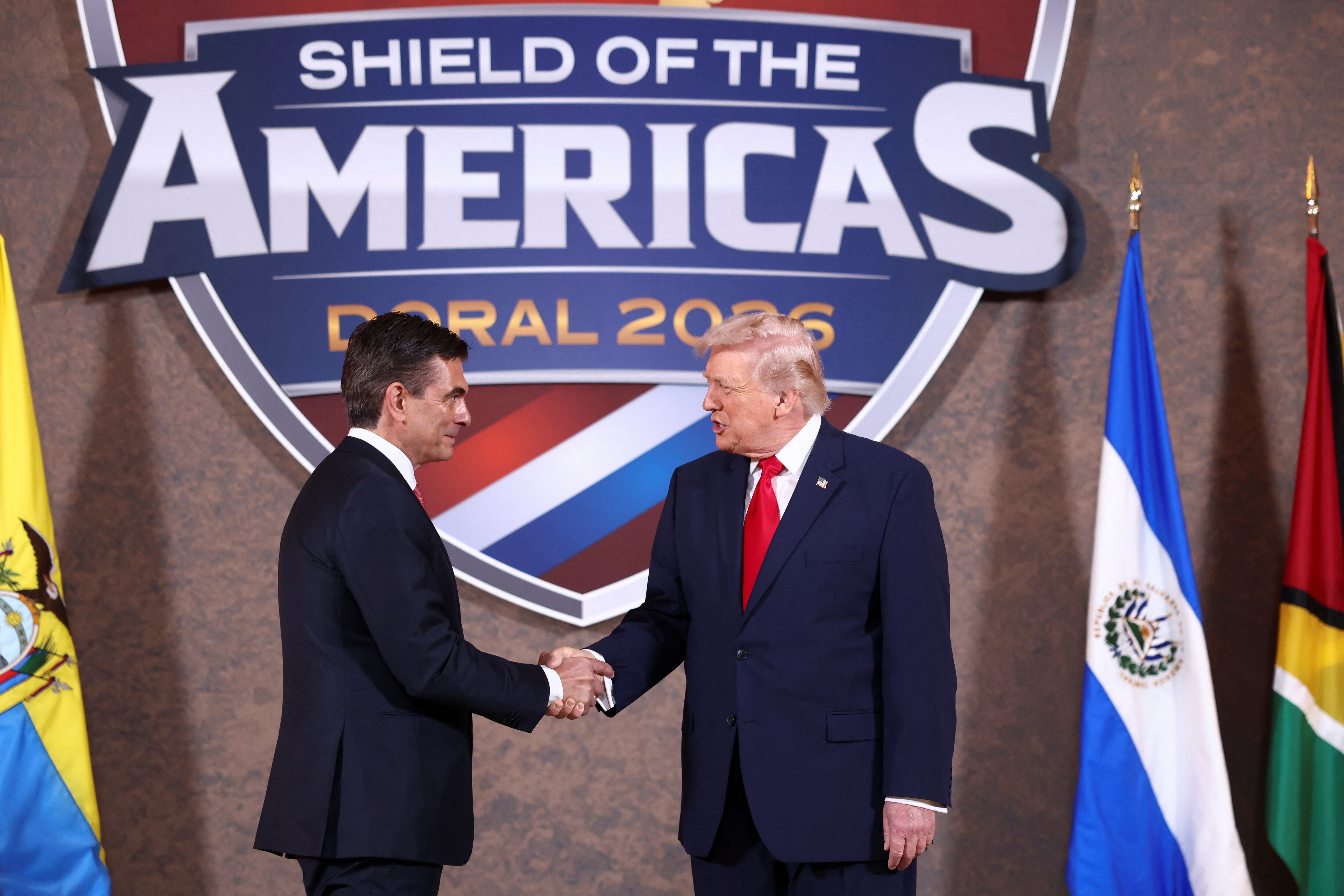 El presidente Donald Trump saluda a Rodrigo Paz, mandatario boliviano, durante la presentación de la coalición del Escudo de las Américas. 7 de marzo de 2026. REUTERS/Kevin Lamarque