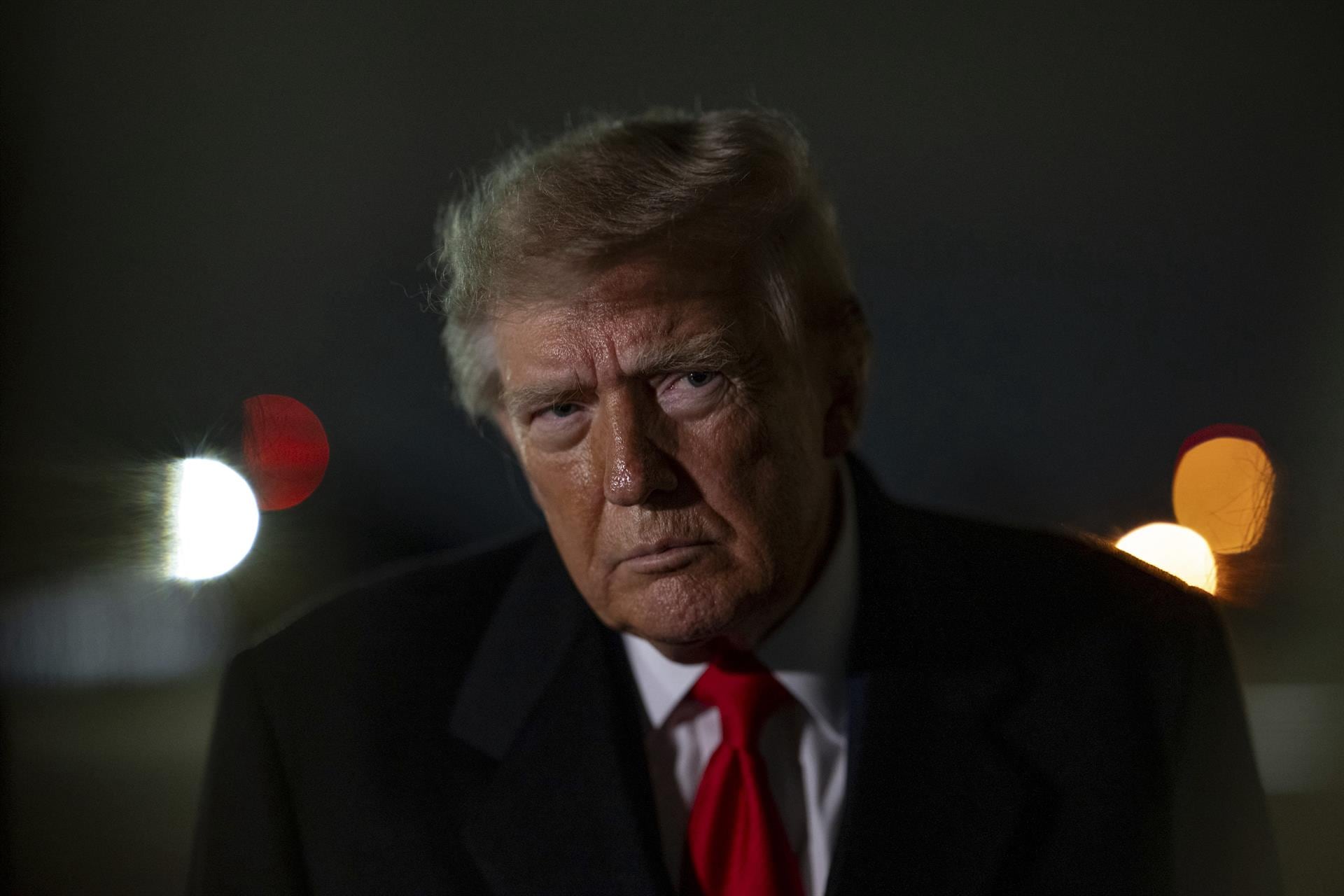 “Mi decisión respecto a Rusia es muy sencilla. Estoy negociando la paz en la guerra entre Rusia y Ucrania, y no quiero hacer nada que, de forma imprudente, aleje a Rusia de la mesa de negociaciones”, sostuvo Trump el domingo (EP)