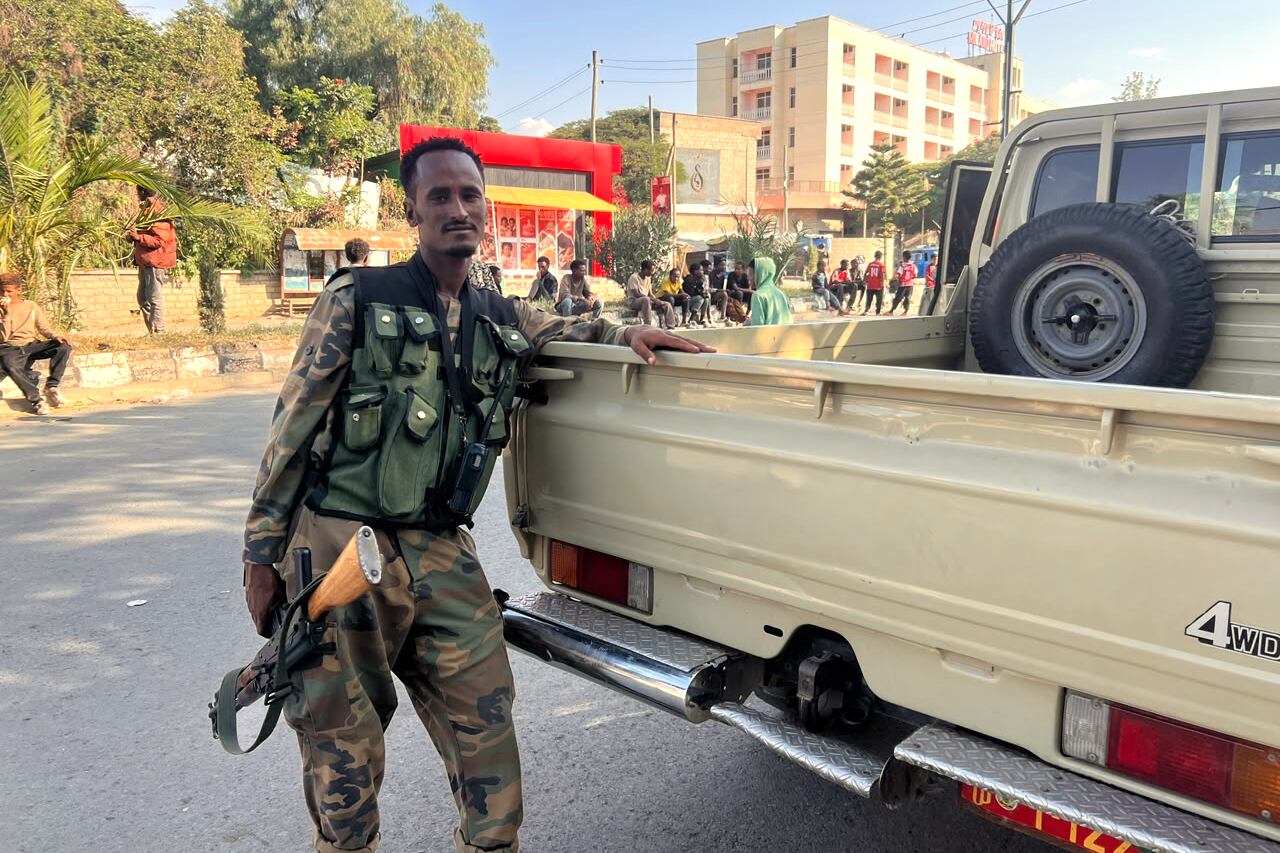 Un combatiente de las Fuerzas de Paz de Tigray, se apoya en un vehículo tras entrar en Mekelle, en la región de Tigray, Etiopía, el 4 de octubre de 2026 (AP/Filmon Equar Hailu)