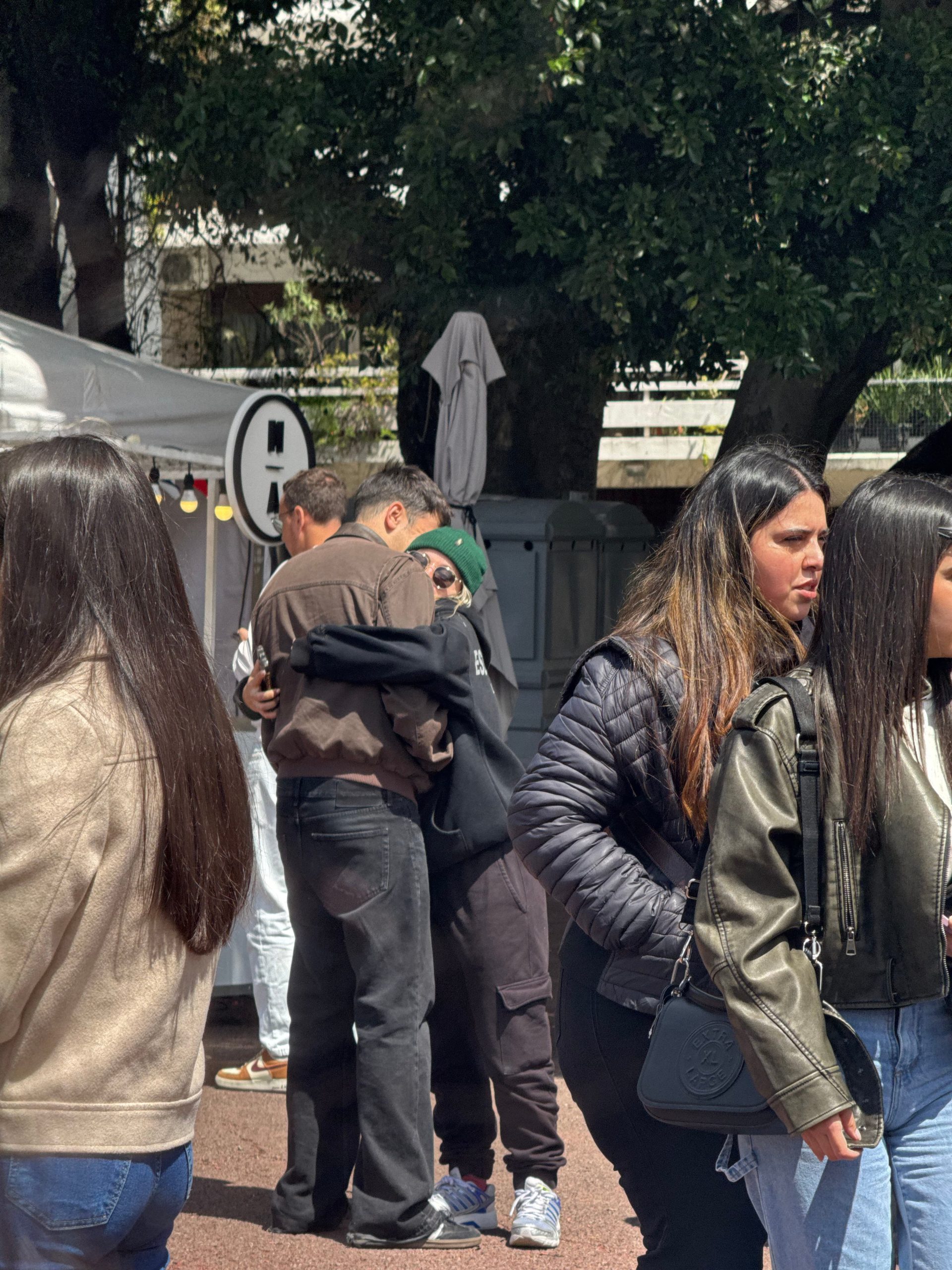 Rusherking y Stef Jegier, juntos en una feria de Recoleta: caminata, charla y gestos de cariño