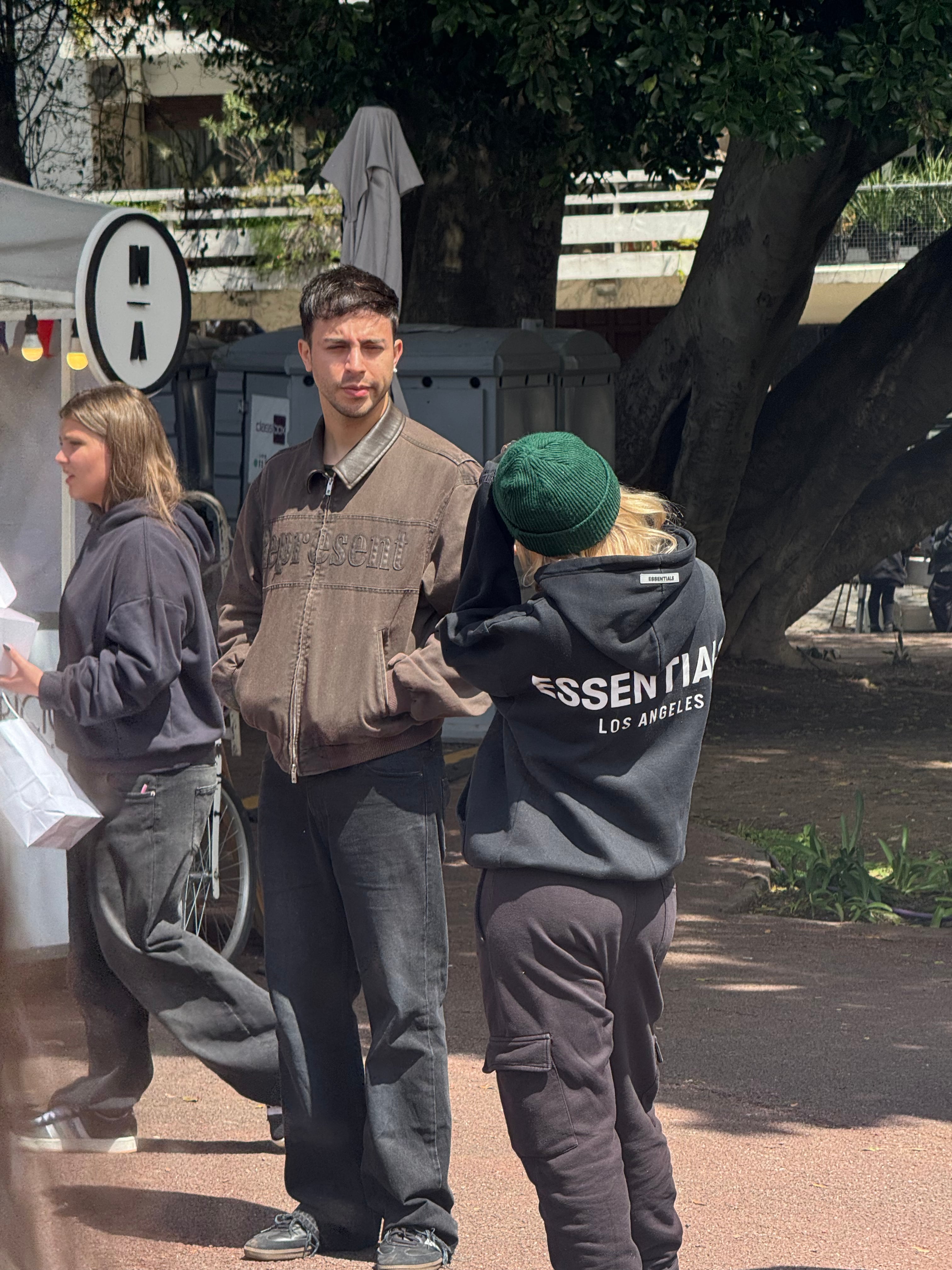 Alejados de la multitud, Rusherking y Stef aprovecharon para conversar (RSFotos)