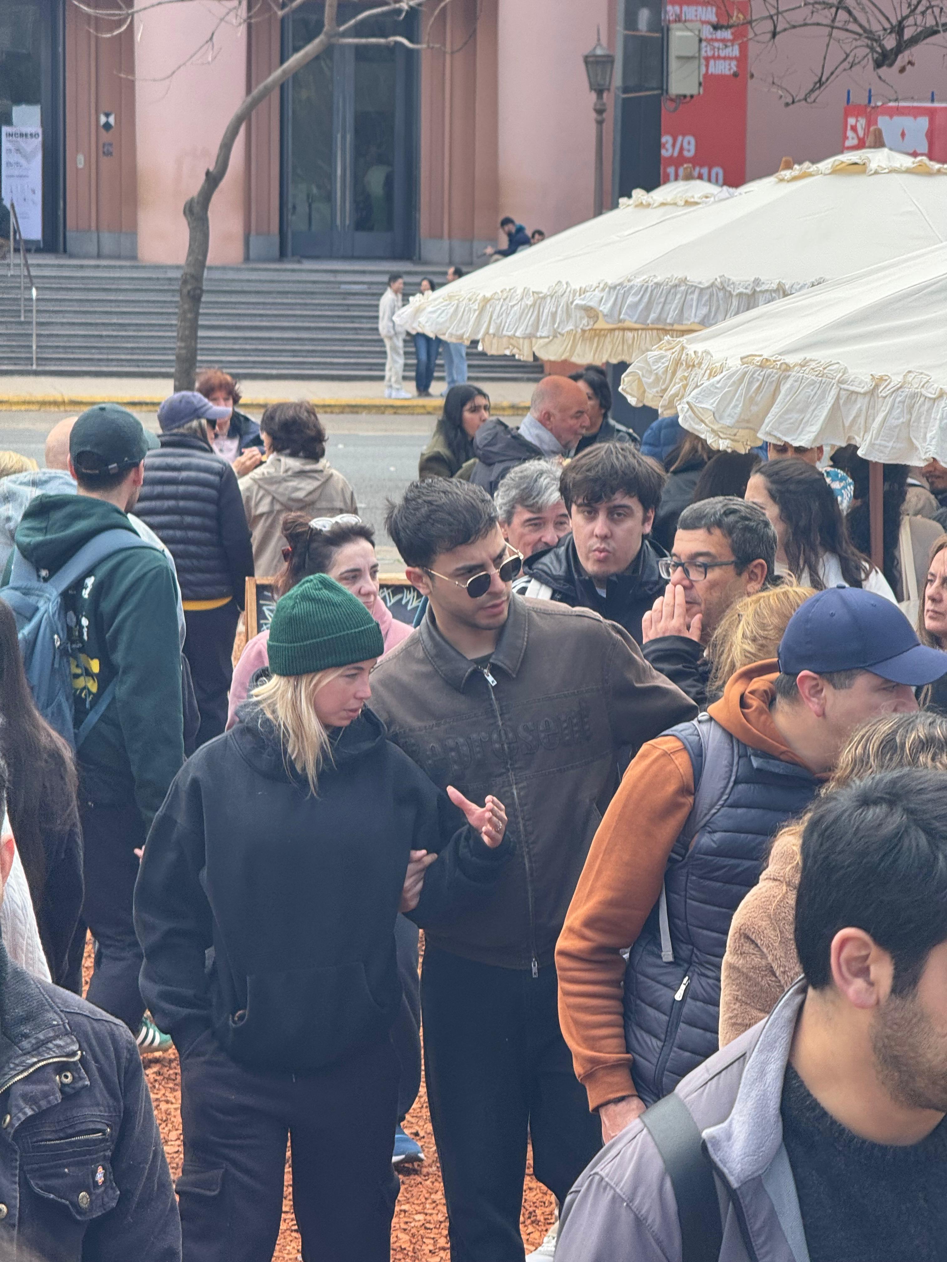 El cantante Rusherking camina del brazo de su pareja, Stef, entre la gente durante un paseo al aire libre por el barrio porteño de Recoleta (RSFotos)