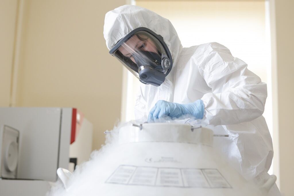 Regulador ruso dijo que no hay riesgo de epidemia tras la muerte de un trabajadora de un instituto en Siberia