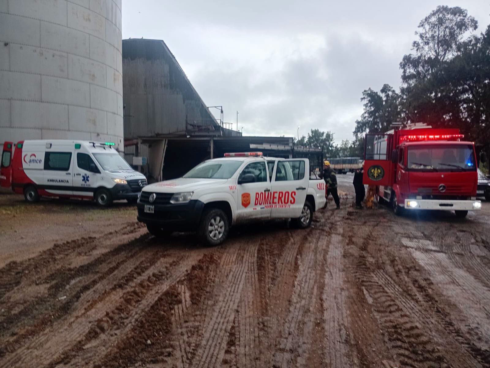Los bomberos utilizaron un sistema de cuerdas, poleas y camilla para extraer al trabajador del espacio reducido