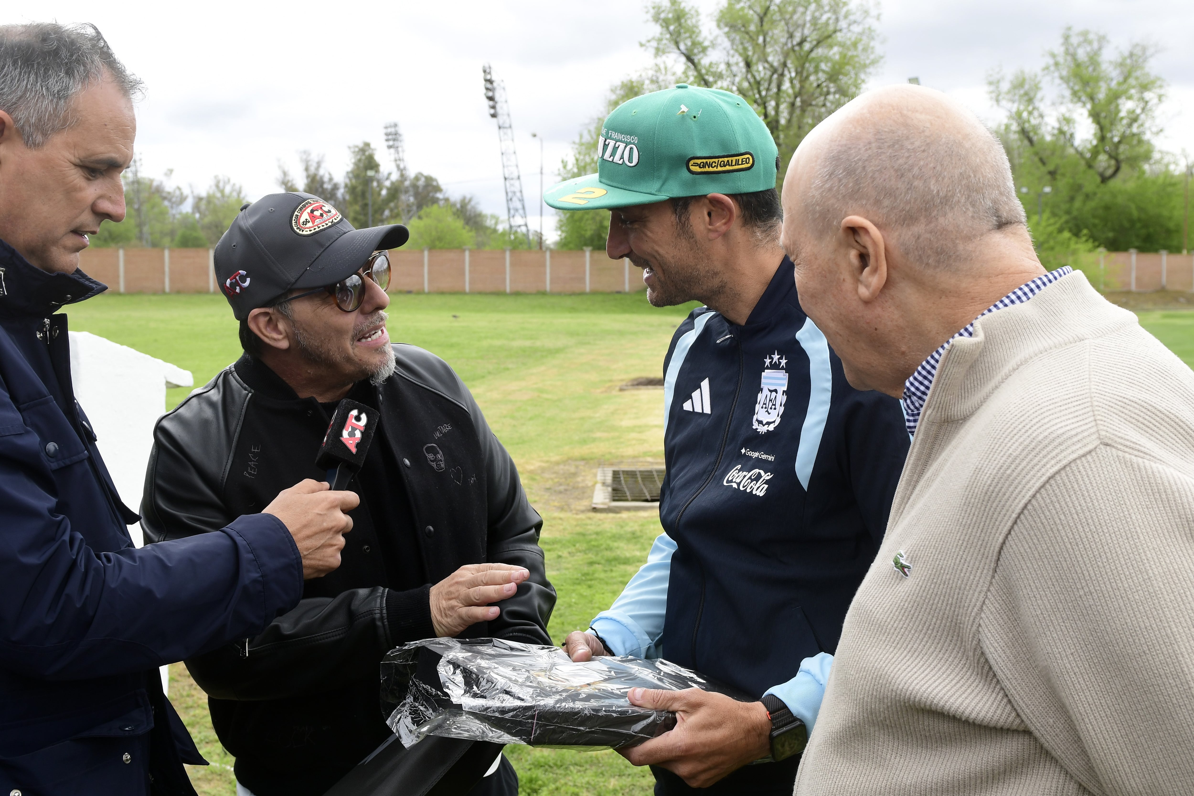 El ex F1 Gastón Mazzacane también visitó al entrenador (Prensa ACTC) 