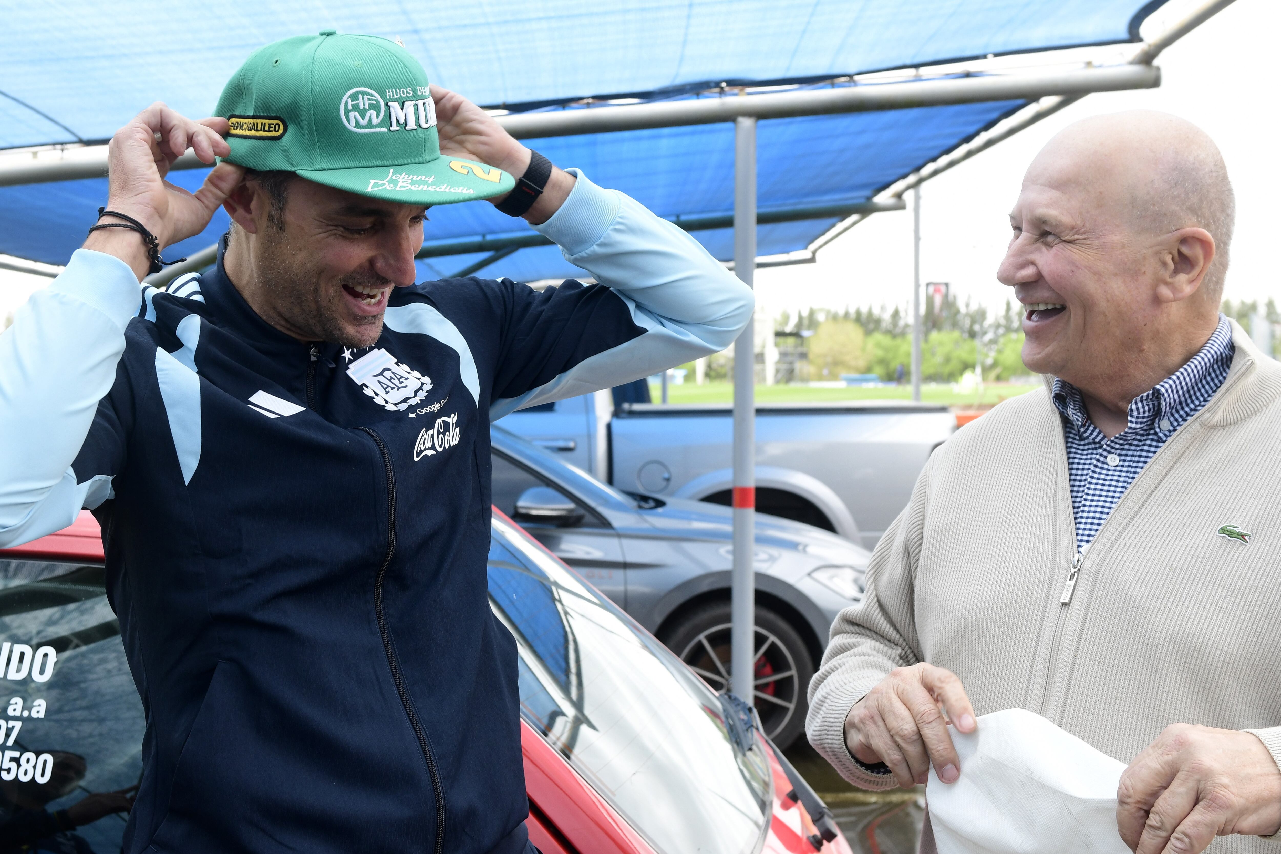 Scaloni lució la gorra de Johnny De Benedictis (Prensa ACTC) 