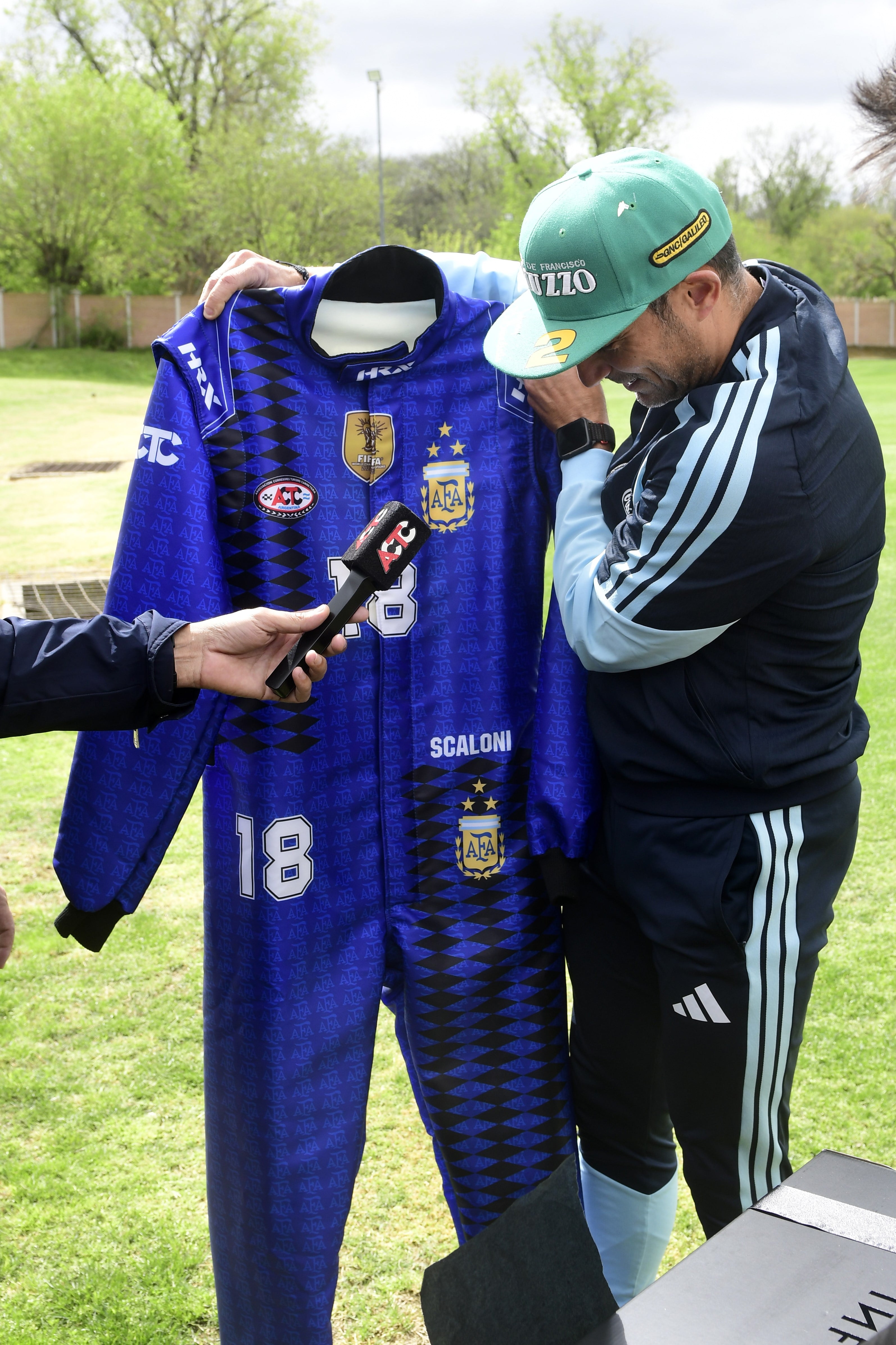 Recibió de regalo un buzo antiflama decorado en base a la camiseta alternativa de la selección argentina en el Mundial Sub 20 de Malasia 1997 (Prensa ACTC) 