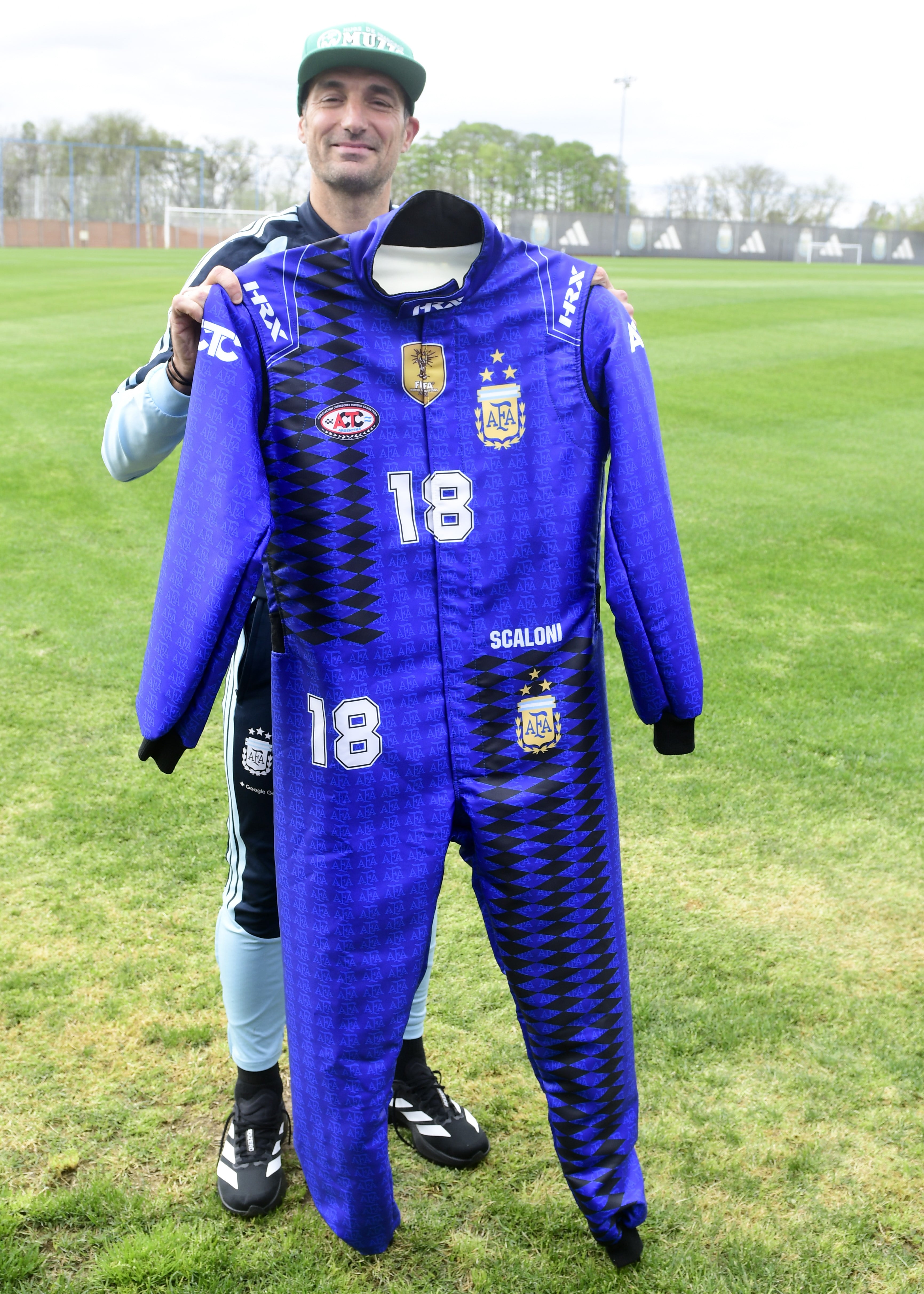 Scaloni luce con orgullo el buzo antiflama con el número 18 (Prensa ACTC) 