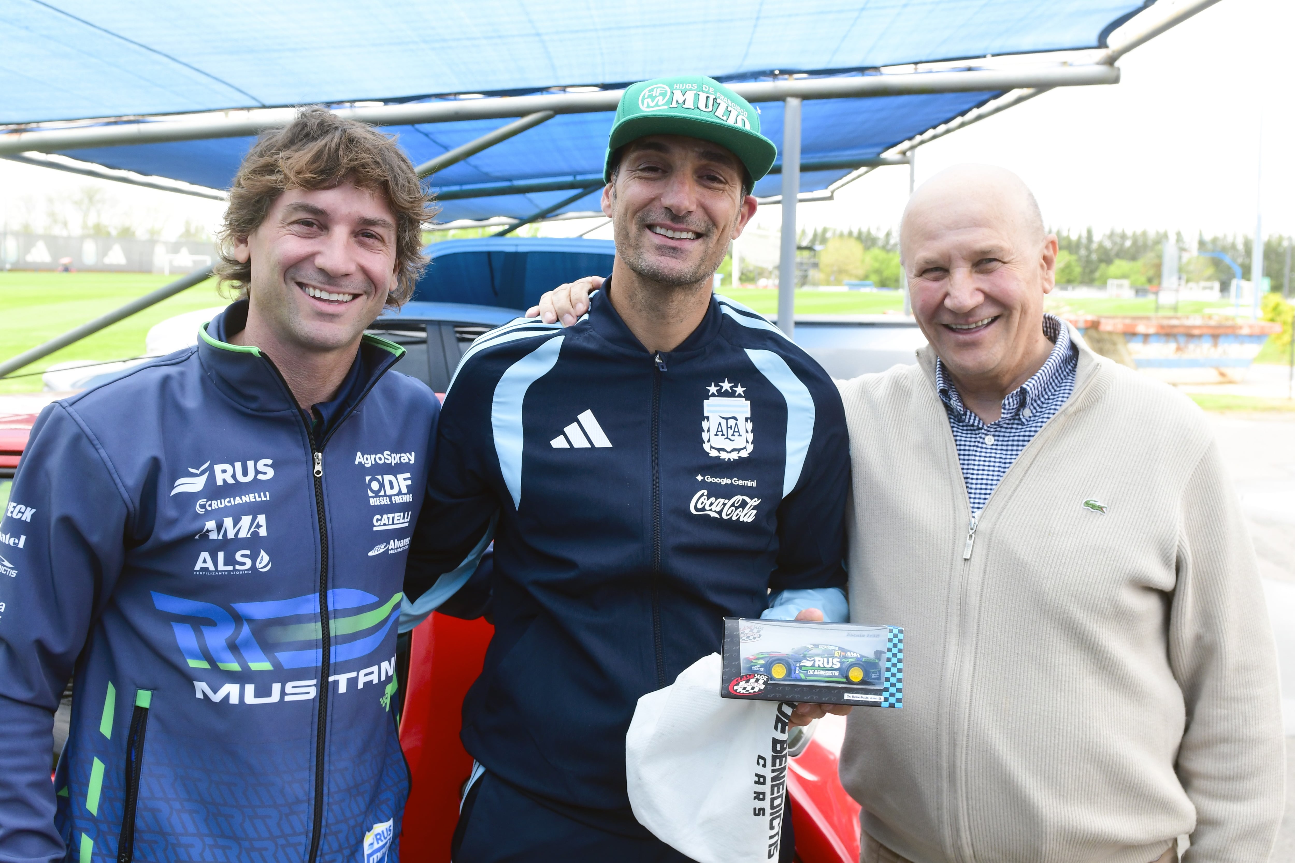 Juan Bautista De Benedictis, Lionel Scaloni y Johnny De Benedictis (Prensa ACTC) 
